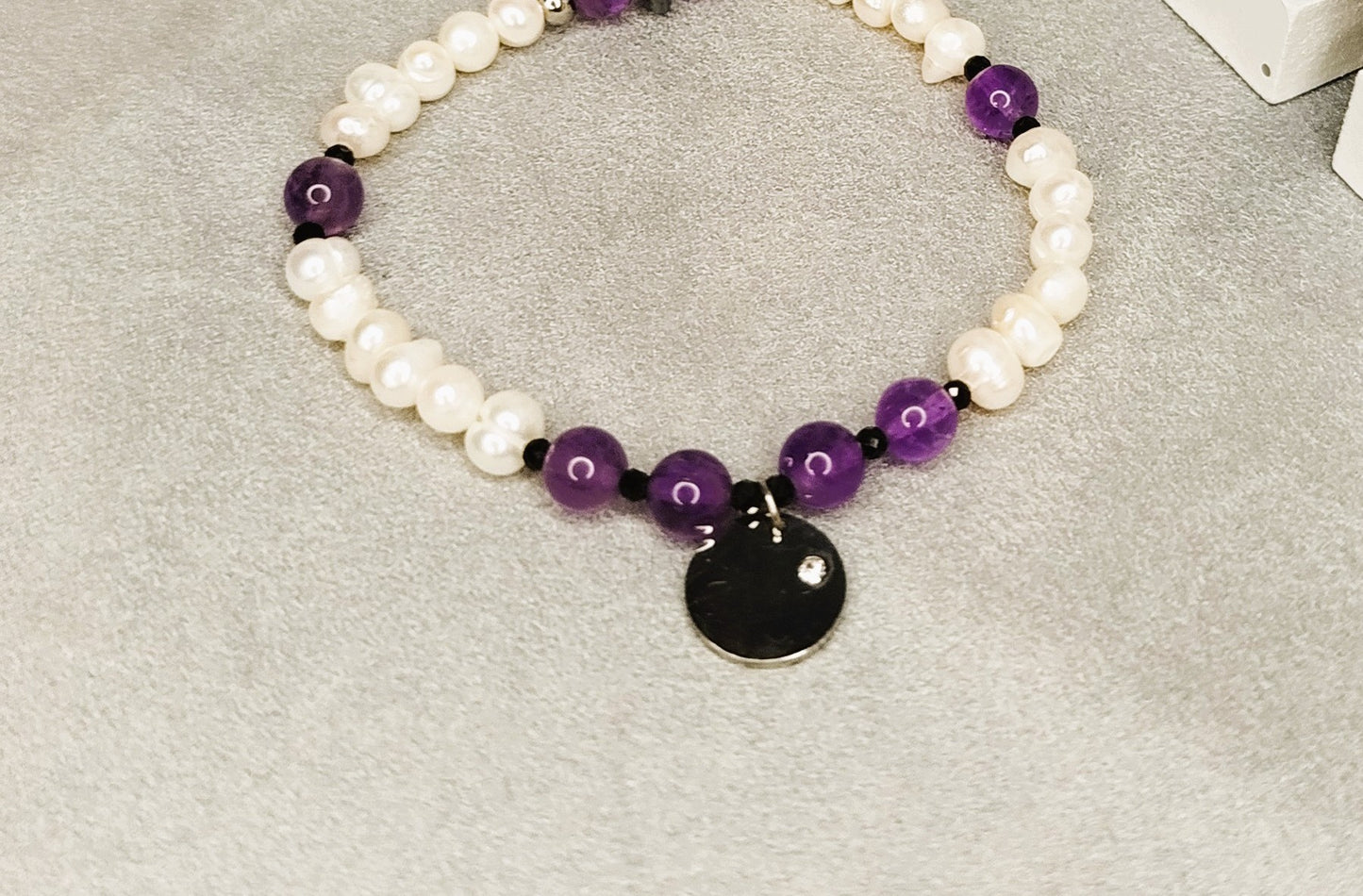 Bracelet Aurea Violetta – perles blanches, améthyste et pendentif zircon argent