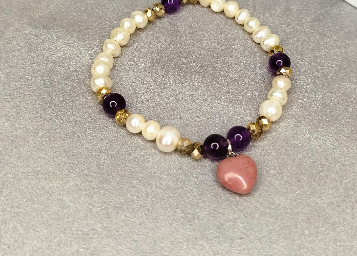 Bracelet Cœur Vital – perles d’eau douce, améthyste et pendentif cœur en rhodonite
