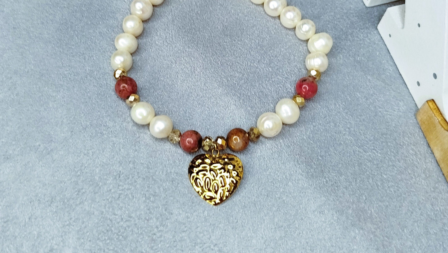Bracelet Corazon perles blanches rhodochrosite pendentif cœur doré