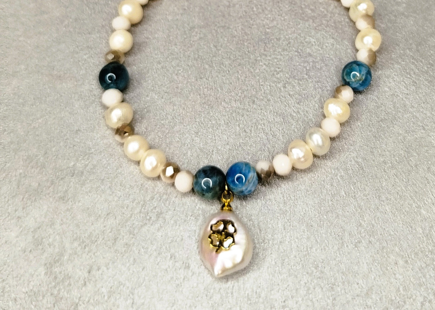 Bracelet Coton Fleuri – perles, apatite et pendentif fleur nacrée