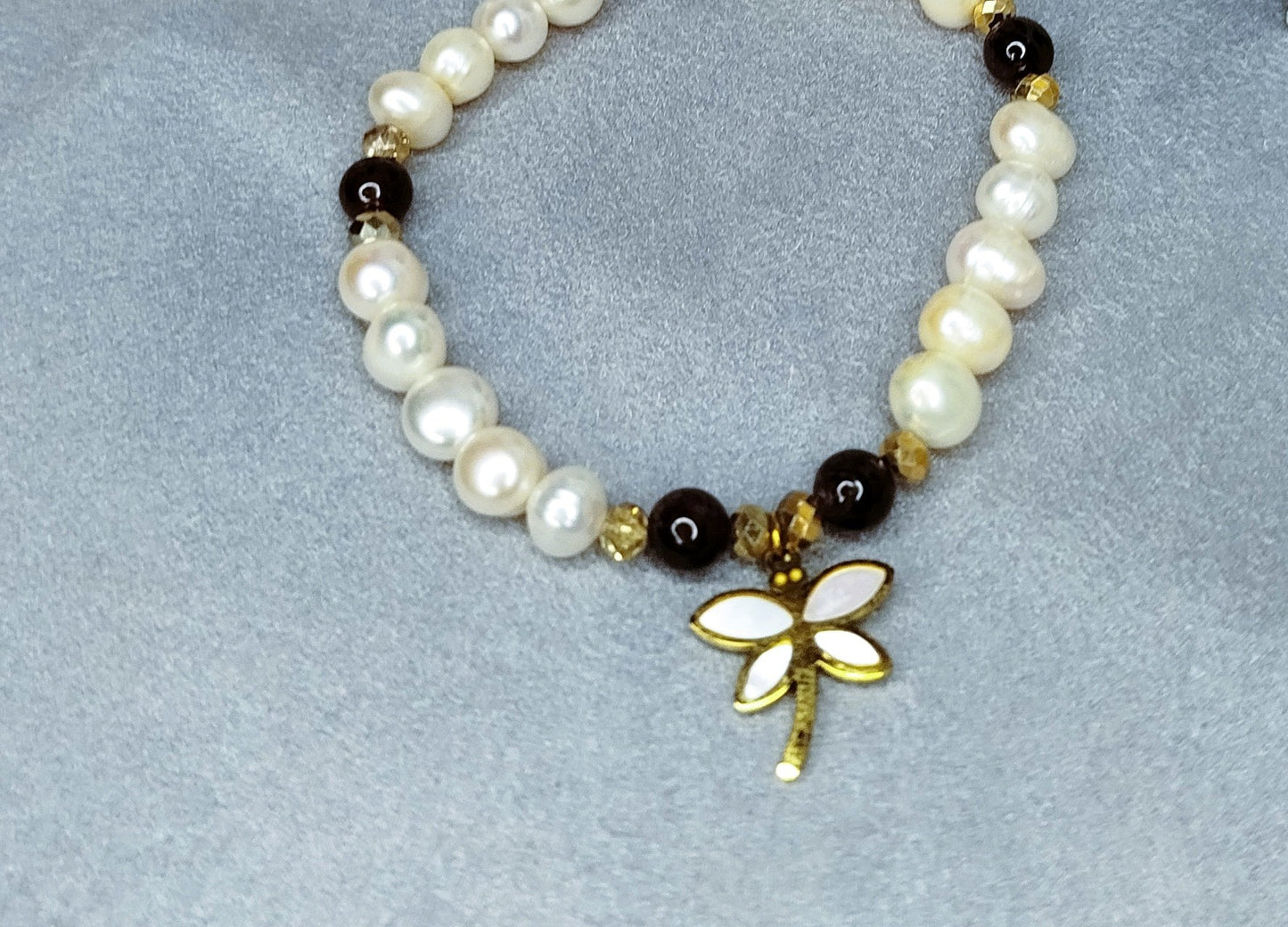 Bracelet Libelula perles blanches grenat et pendentif libellule nacrée