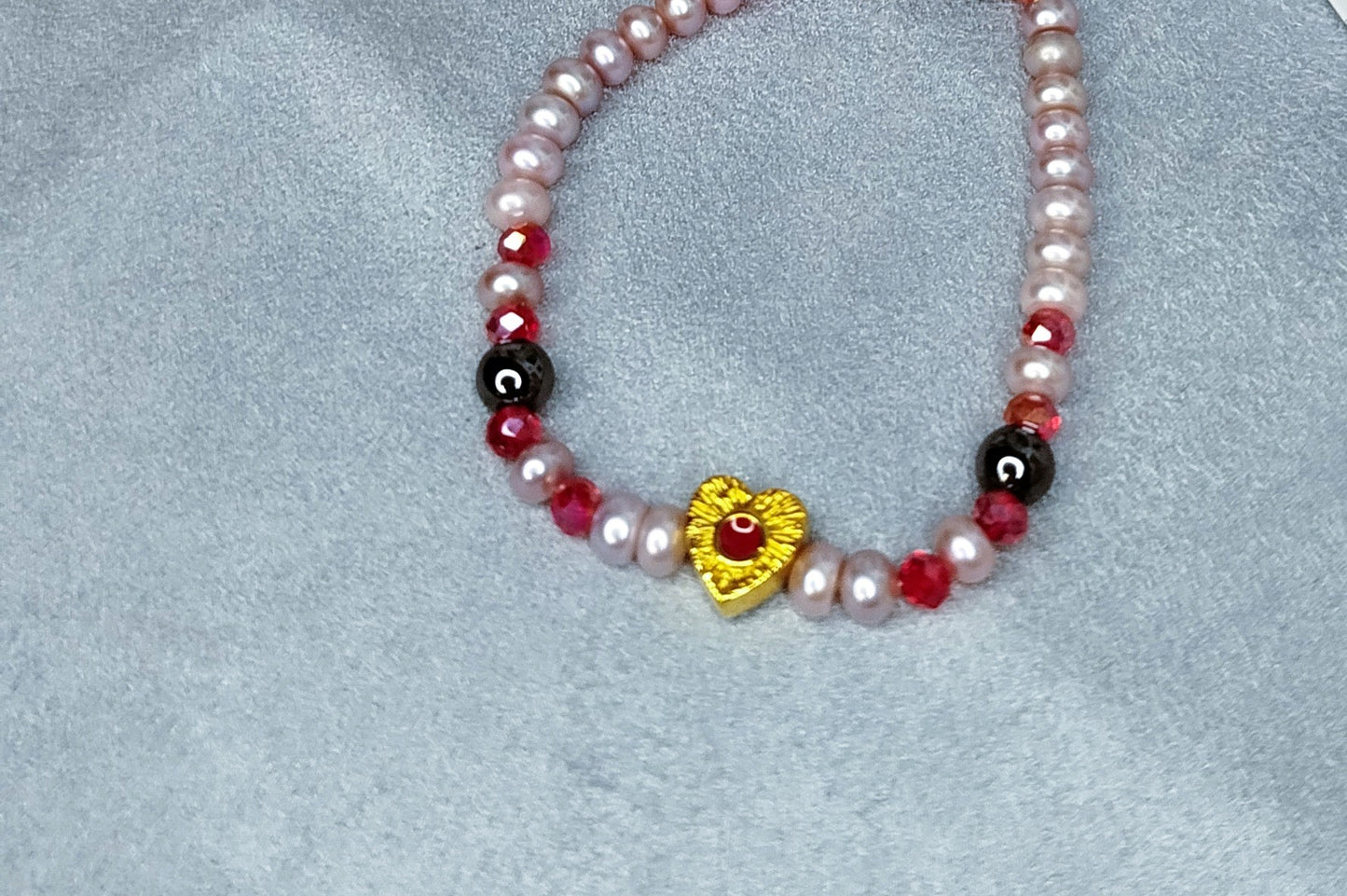 Bracelet Roja en hématite avec pendentif cœur émail rouge