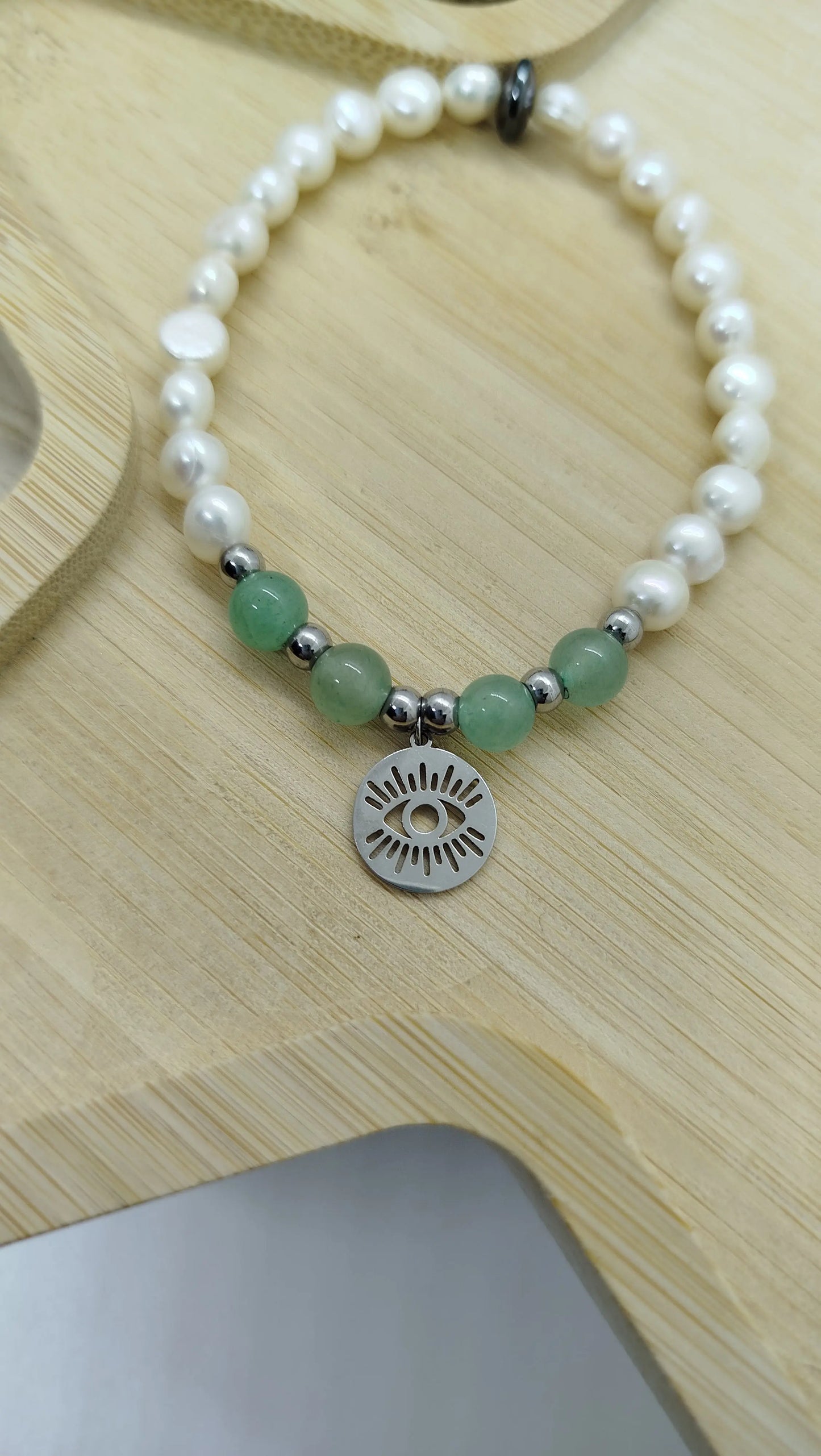 bracelet fait main en perles d'eau douce et aventurine avec breloque œil ajouré en acier inoxydable argent