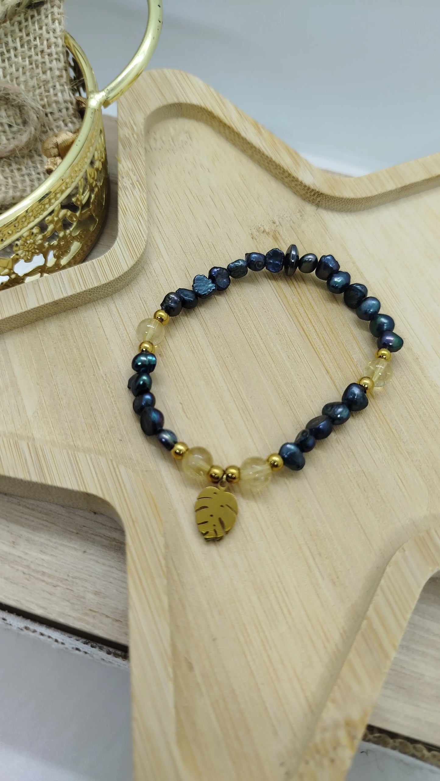 bracelet fait main en perles d'eau douce et citrine avec breloque feuille philodendron en acier inoxydable doré