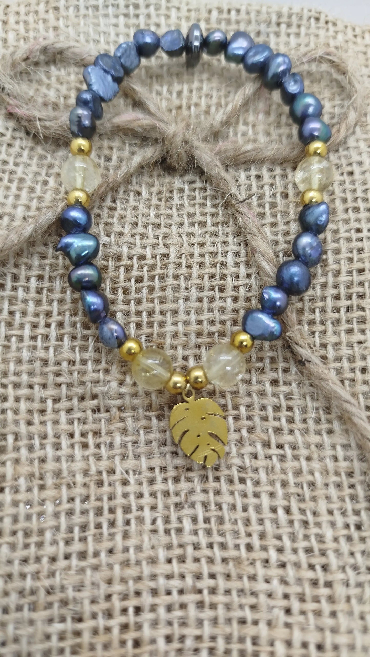 bracelet fait main en perles d'eau douce et citrine avec breloque feuille philodendron en acier inoxydable doré