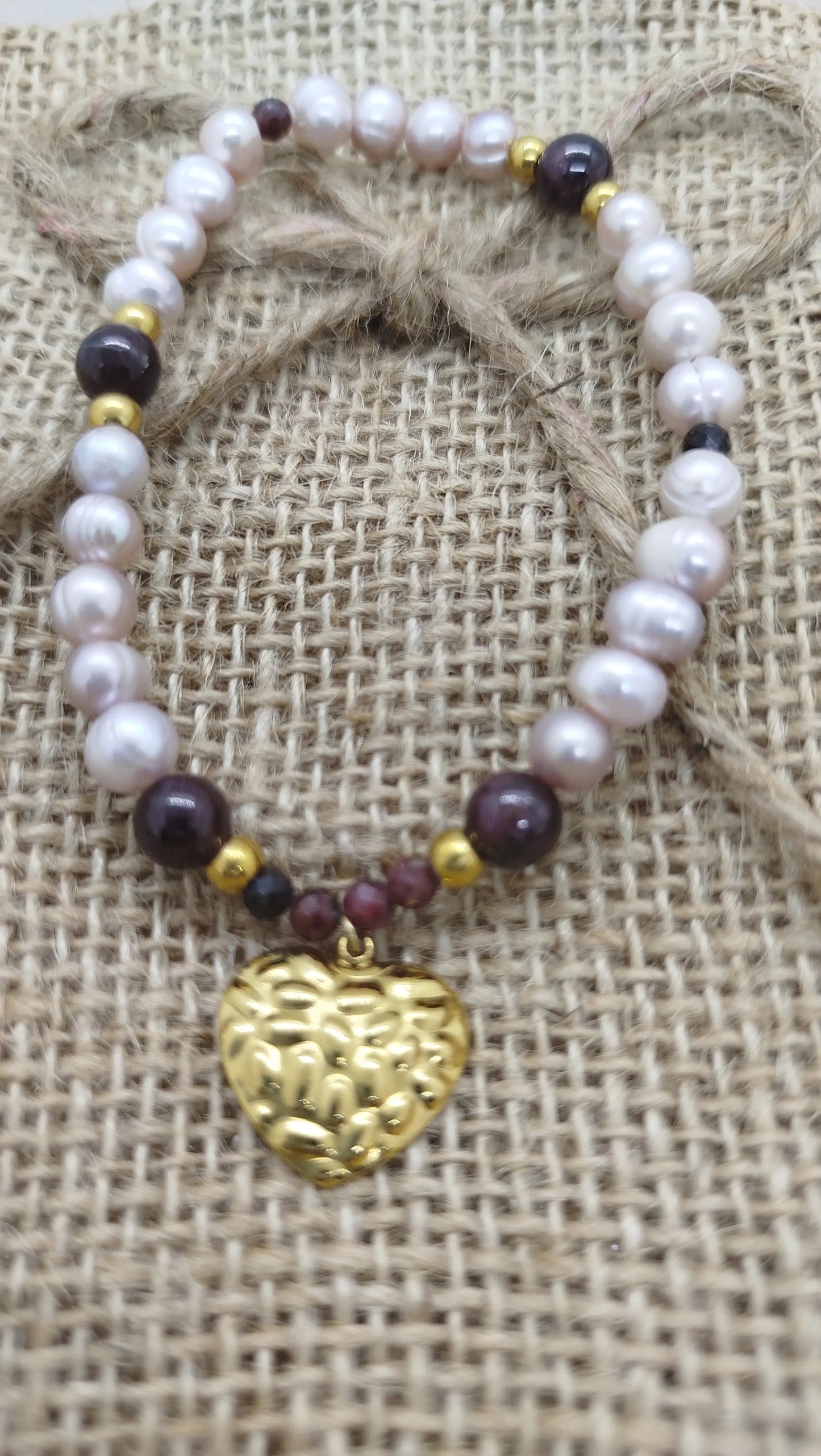 bracelet perles eau douce grenat breloque acier inoxydable coeur bombé doré fait main