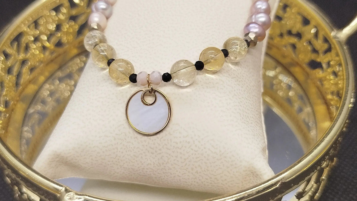 Bracelet de Perles Nacrées Roses et Citrine , spinelle noire fait main avec breloque fleur en acier inoxydable OCRE MIMOSA ALMA Y LUZ