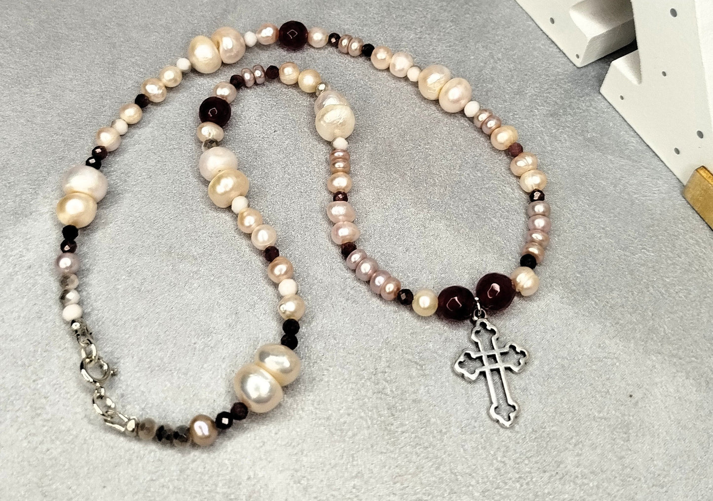 Collier RUBELIA – Perles d’Eau Douce, Rubis & Grenat • Croix Argentée ALMA Y LUZ