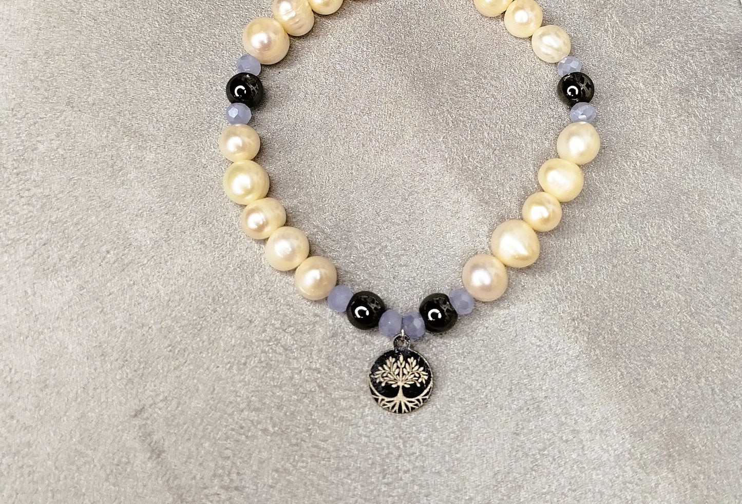 Bracelet Arbol de Luz perles blanches et hématite pendentif arbre de vie argenté
