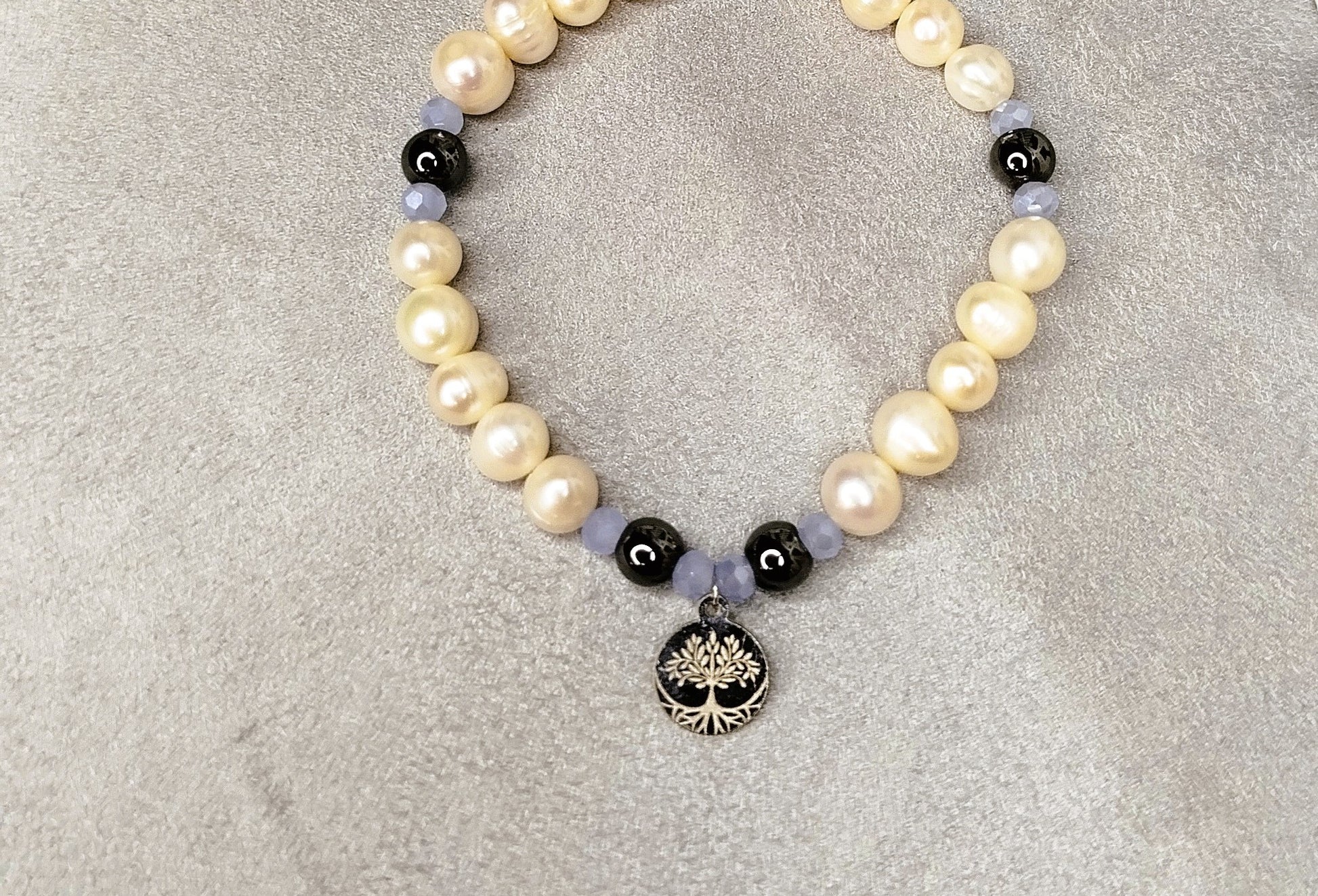 Bracelet Arbol de Luz perles blanches et hématite pendentif arbre de vie argenté