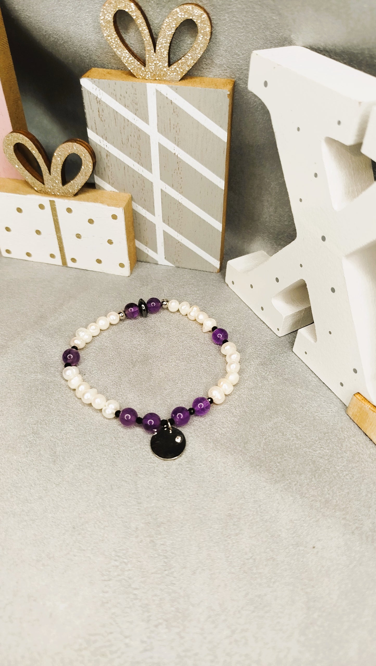 Bracelet Aurea Violetta – perles blanches, améthyste et pendentif zircon argent