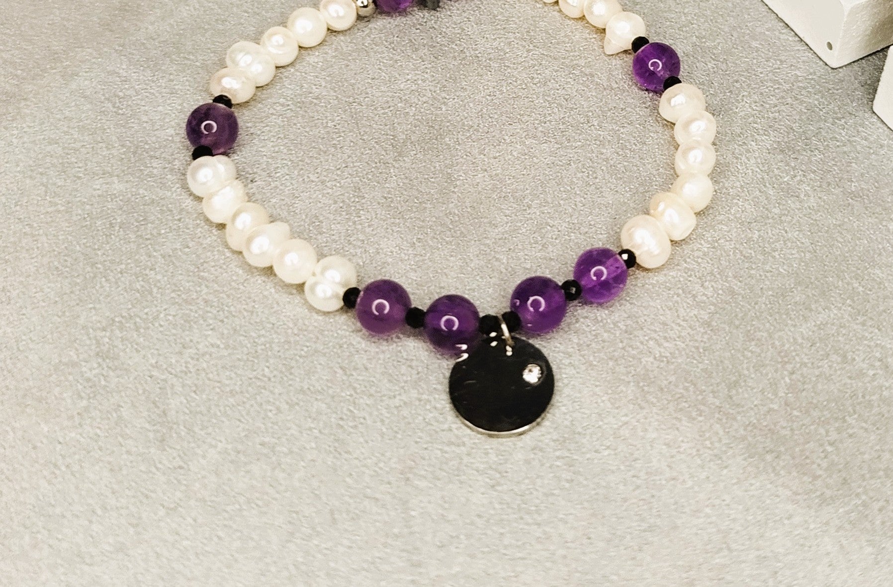 Bracelet Aurea Violetta – perles blanches, améthyste et pendentif zircon argent