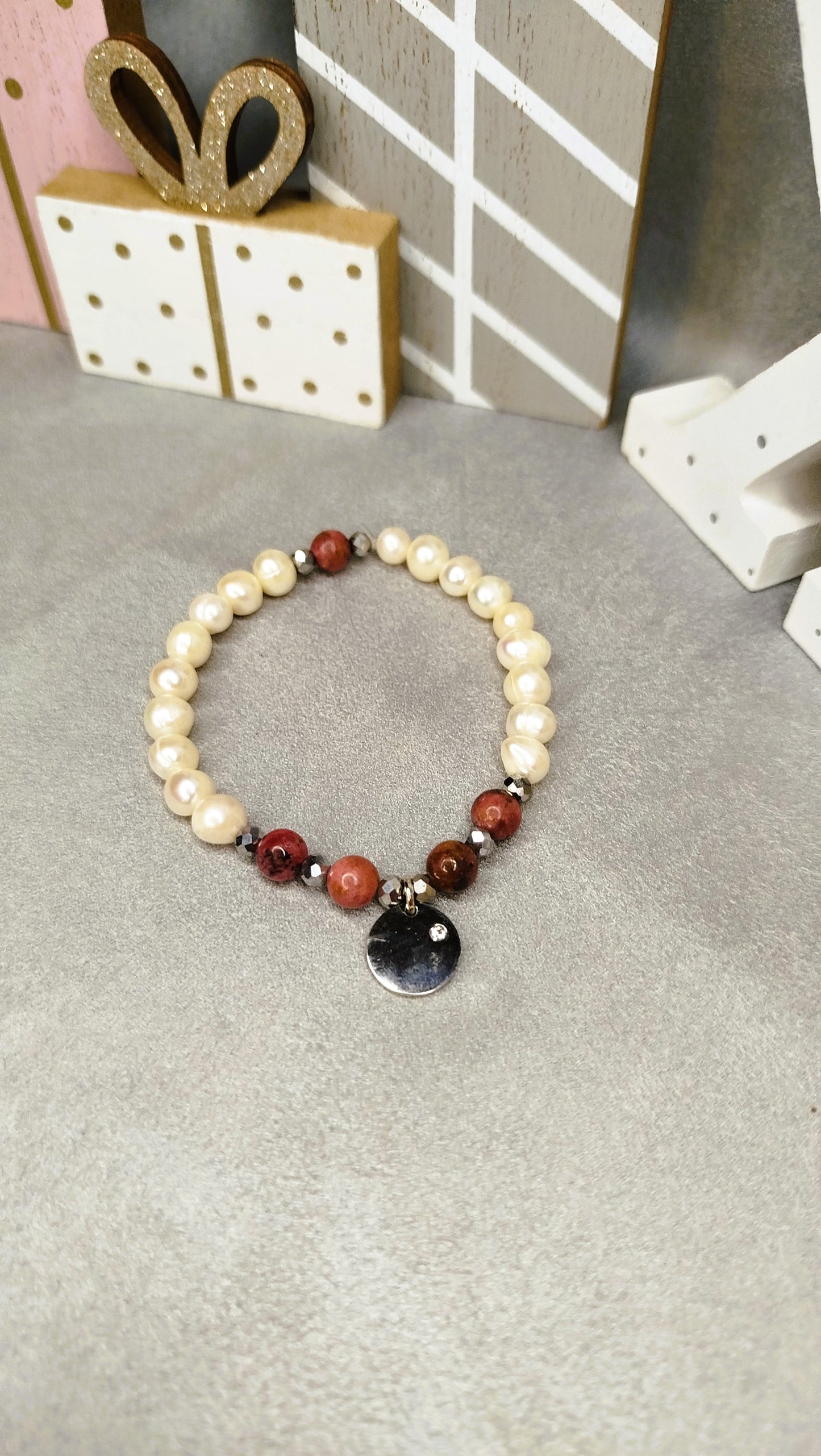 Bracelet Brisa en perles blanches et rhodochrosite avec pendentif rond zircon