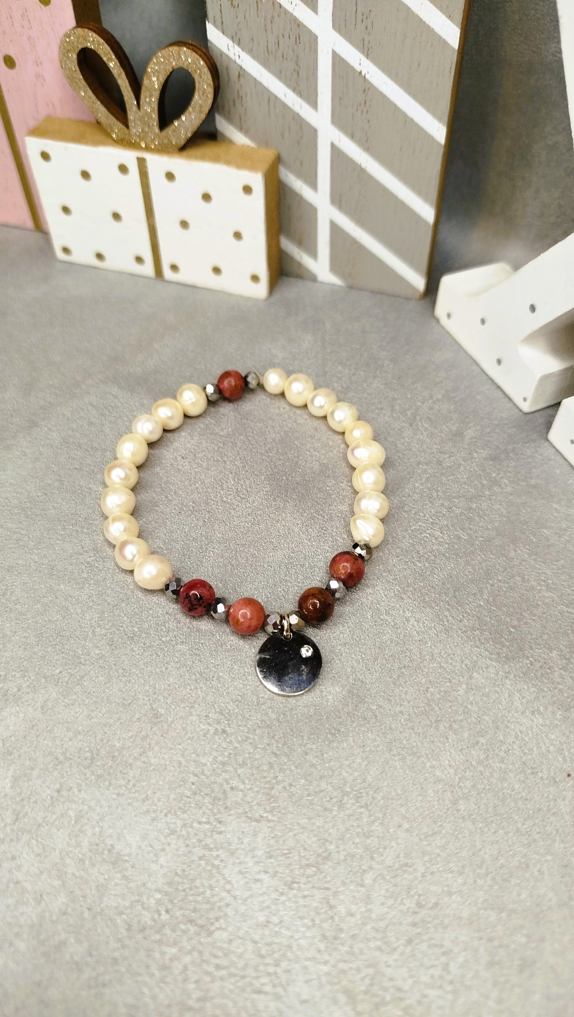 Bracelet Brisa en perles blanches et rhodochrosite avec pendentif rond zircon