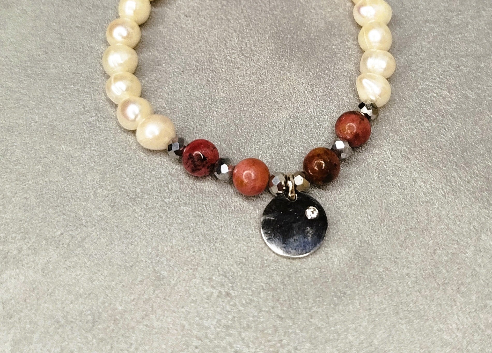 Bracelet Brisa en perles blanches et rhodochrosite avec pendentif rond zircon