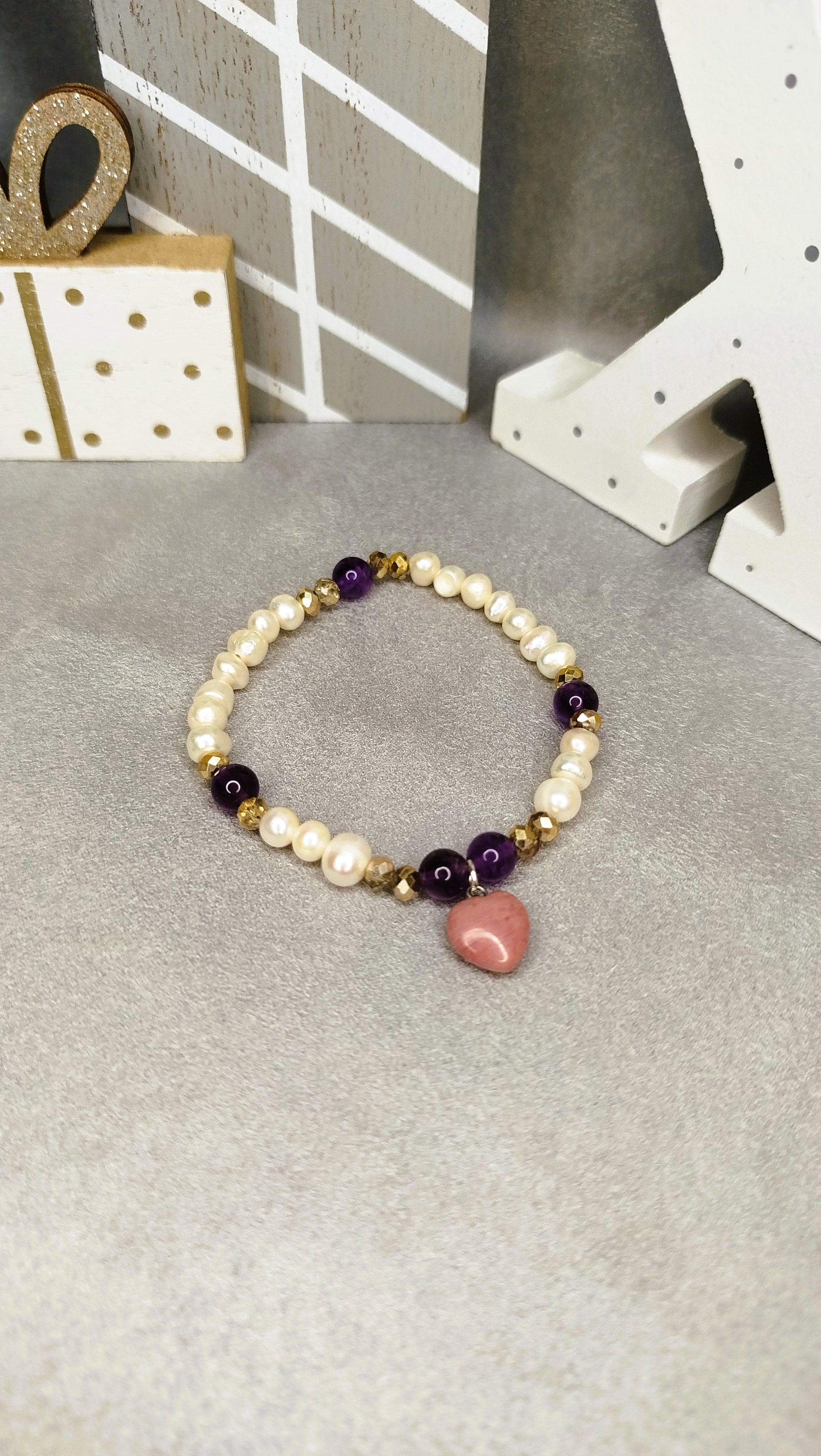 Bracelet Cœur Vital – perles d’eau douce, améthyste et pendentif cœur en rhodonite