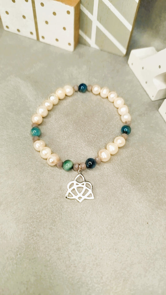 Bracelet Celta avec apatite bleue et pendentif nœud celtique argenté