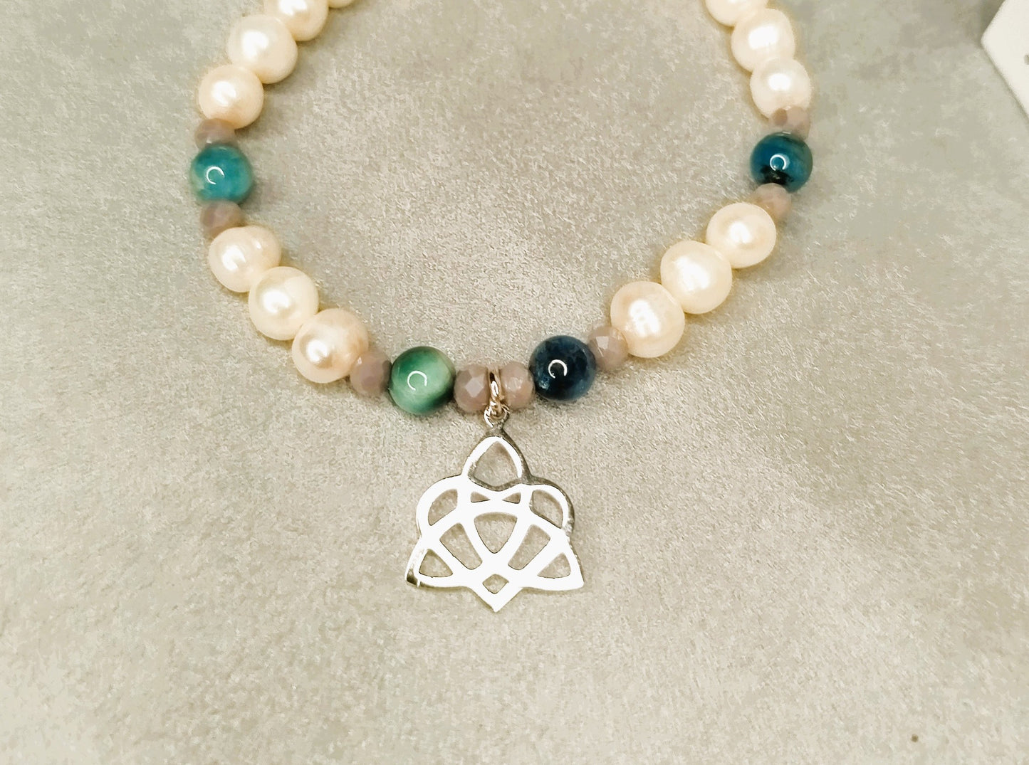 Bracelet Celta avec apatite bleue et pendentif nœud celtique argenté