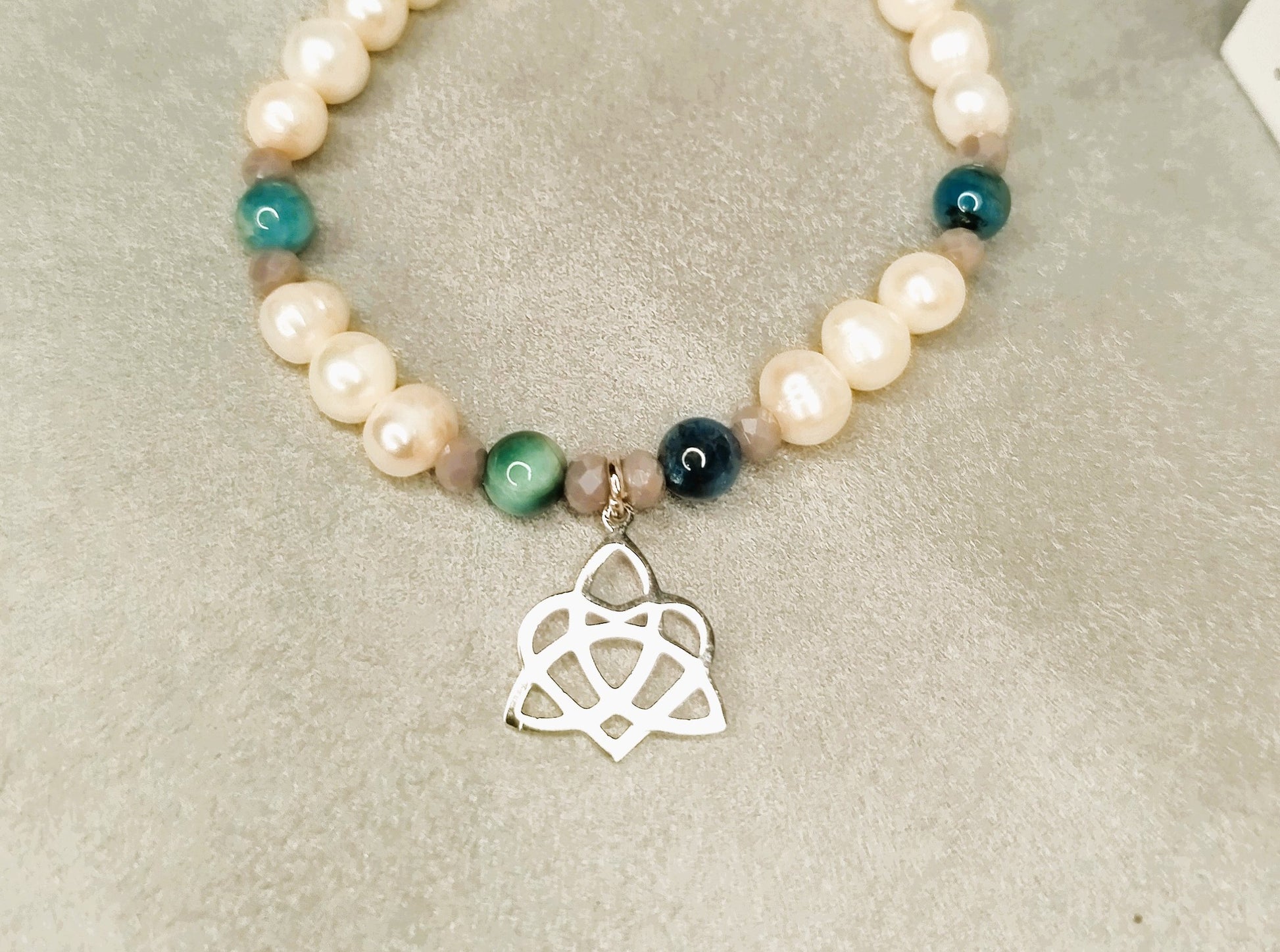 Bracelet Celta avec apatite bleue et pendentif nœud celtique argenté