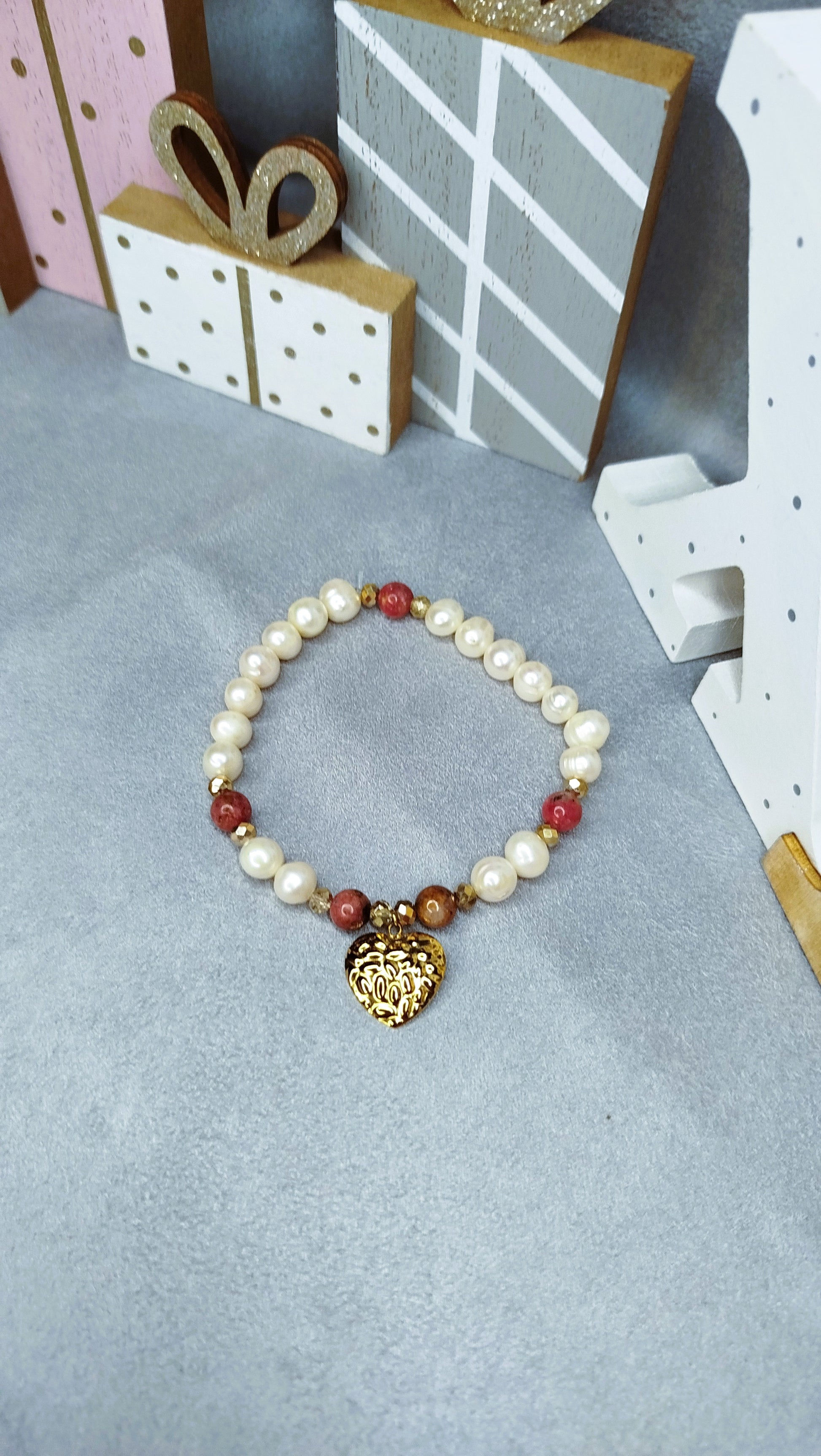 Bracelet Corazon perles blanches rhodochrosite pendentif cœur doré
