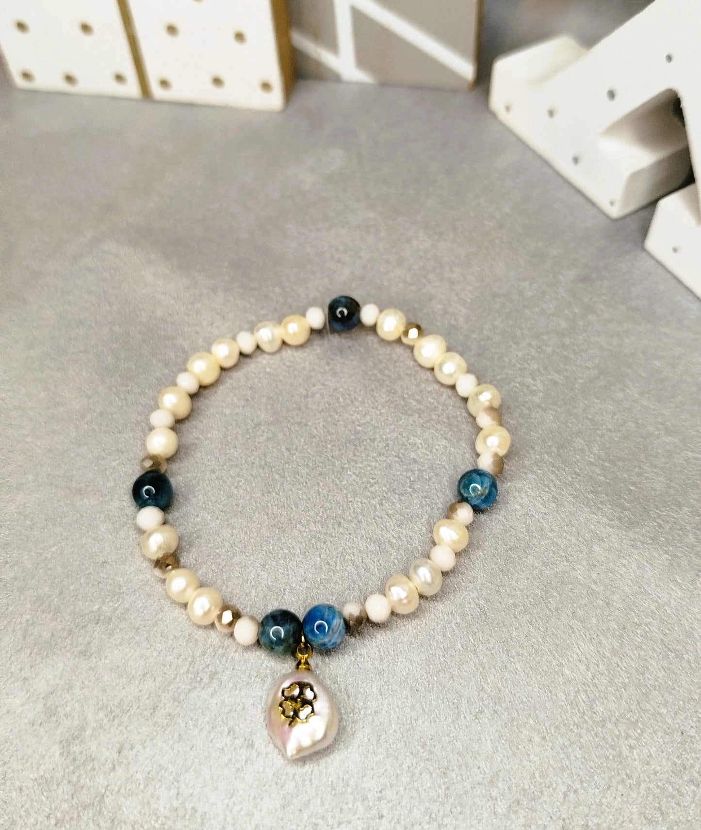 Bracelet Coton Fleuri – perles, apatite et pendentif fleur nacrée