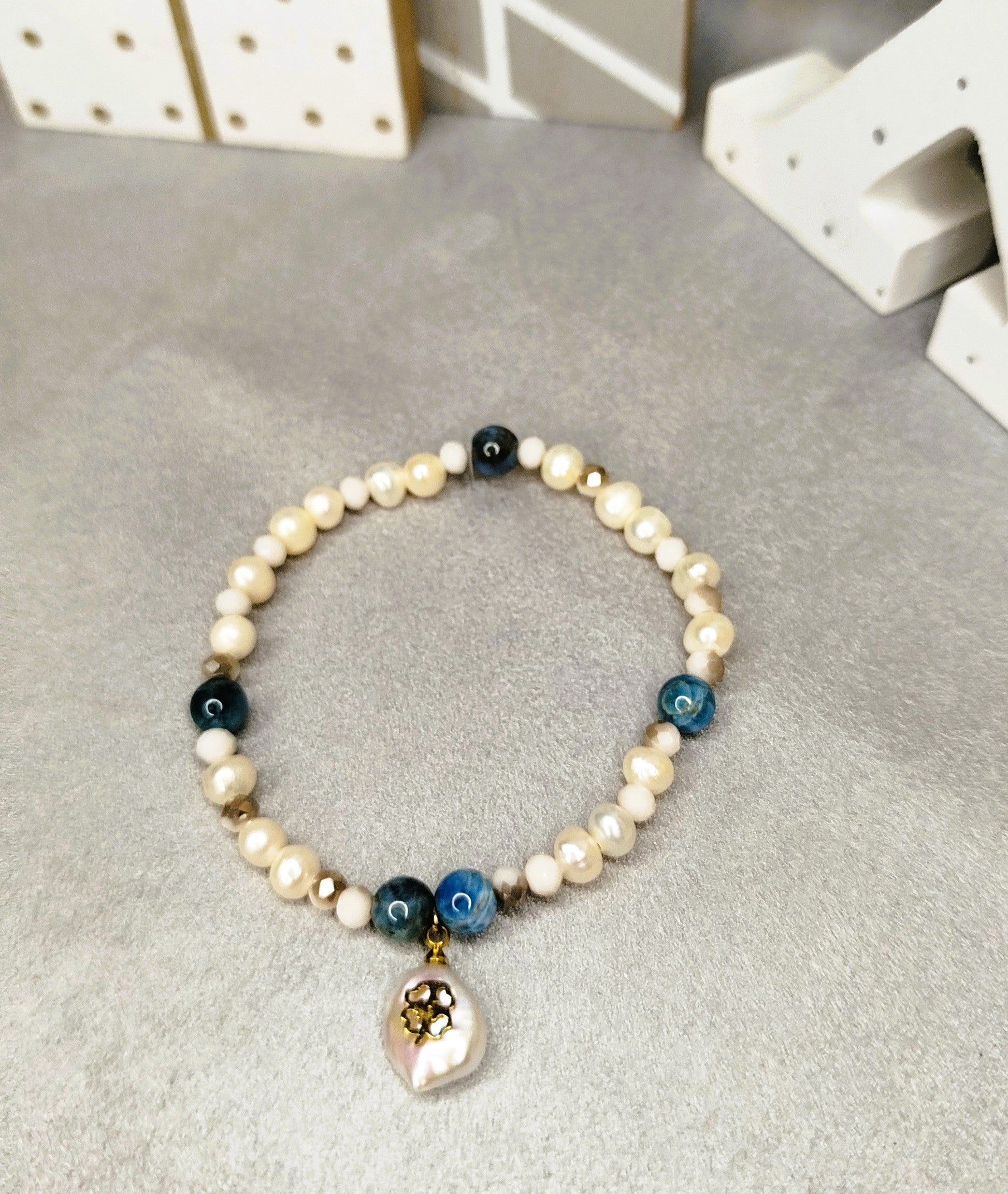 Bracelet Coton Fleuri – perles, apatite et pendentif fleur nacrée