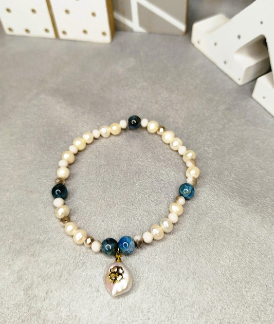Bracelet Coton Fleuri – perles, apatite et pendentif fleur nacrée