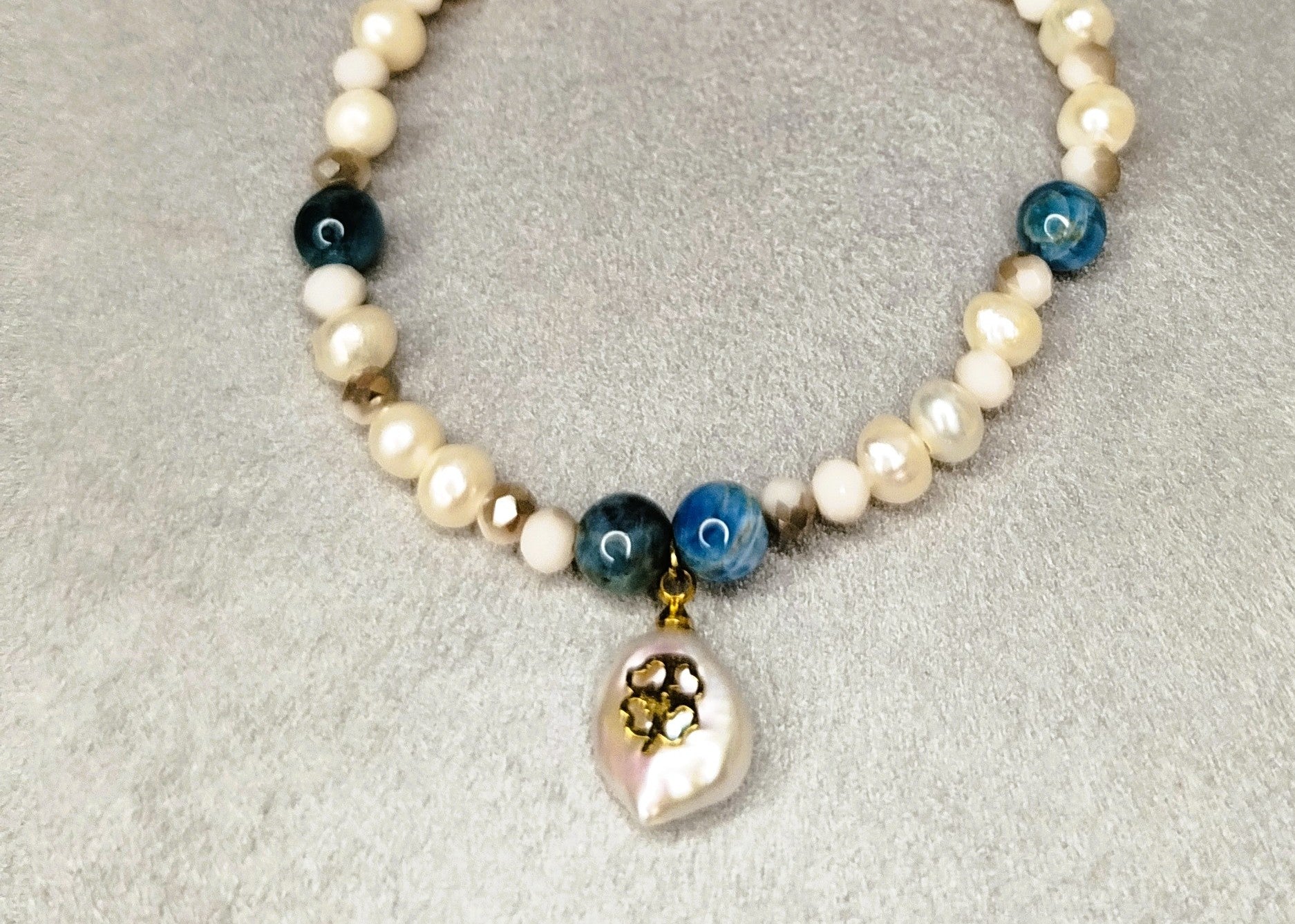 Bracelet Coton Fleuri – perles, apatite et pendentif fleur nacrée