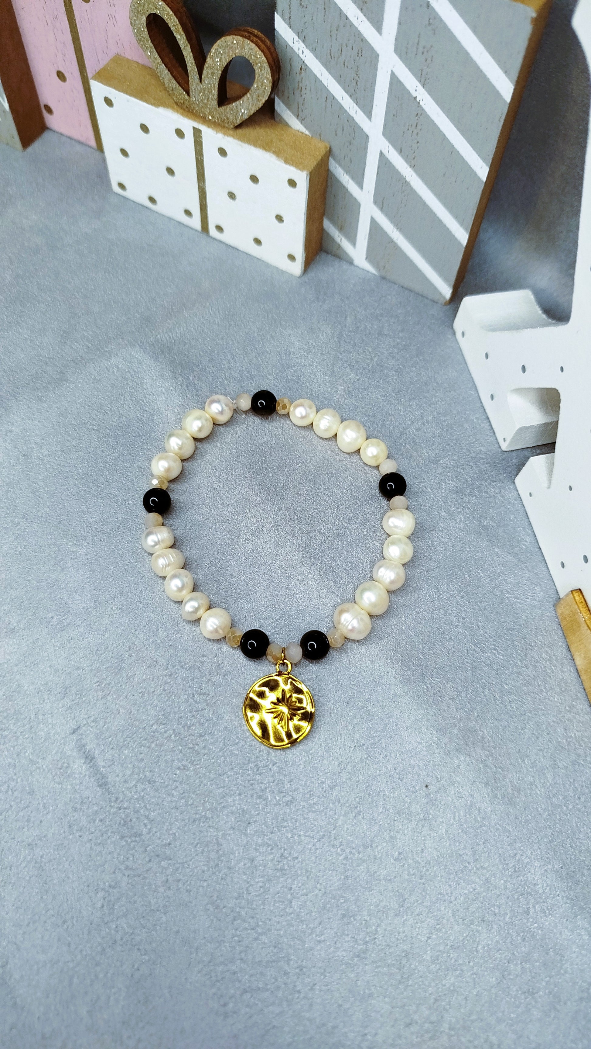 Bracelet Estrella perles blanches obsidienne et pendentif rond étoilé doré