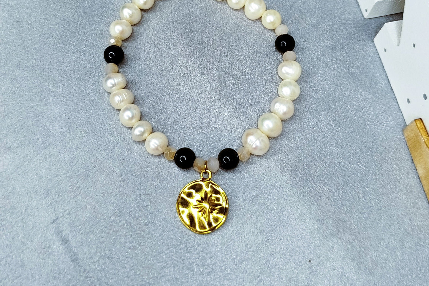 Bracelet Estrella perles blanches obsidienne et pendentif rond étoilé doré