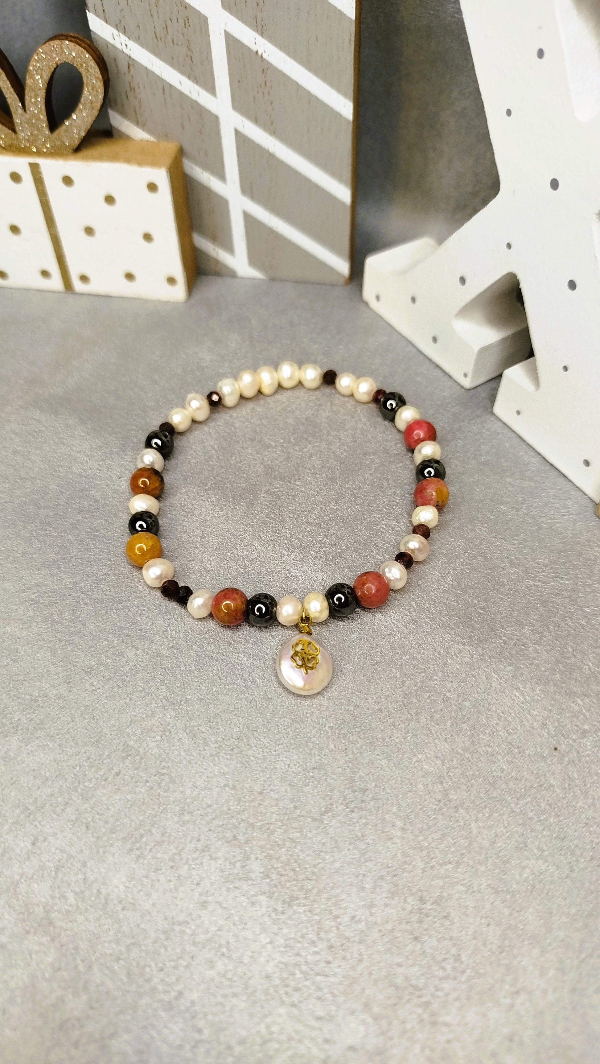 Bracelet Fleur Enneigée – perles, rhodochrosite et pendentif fleur nacrée