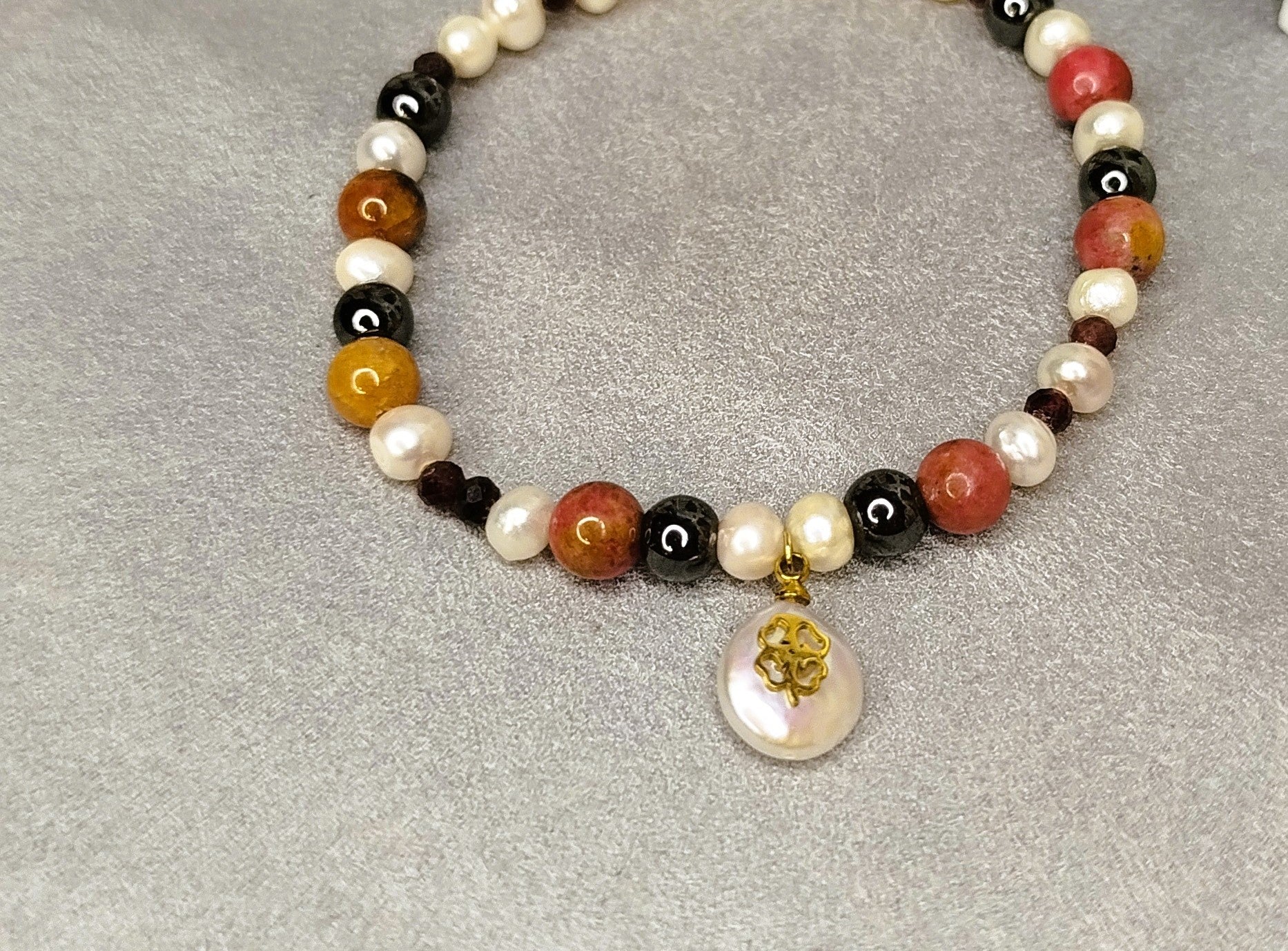 Bracelet Fleur Enneigée – perles, rhodochrosite et pendentif fleur nacrée