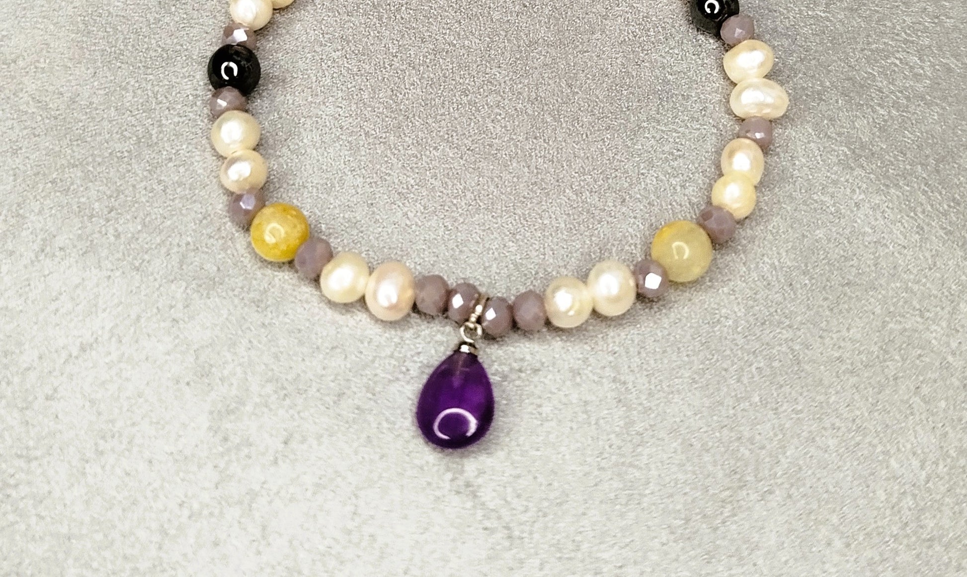 Bracelet Goutte Amazone – perles, améthyste et pendentif goutte