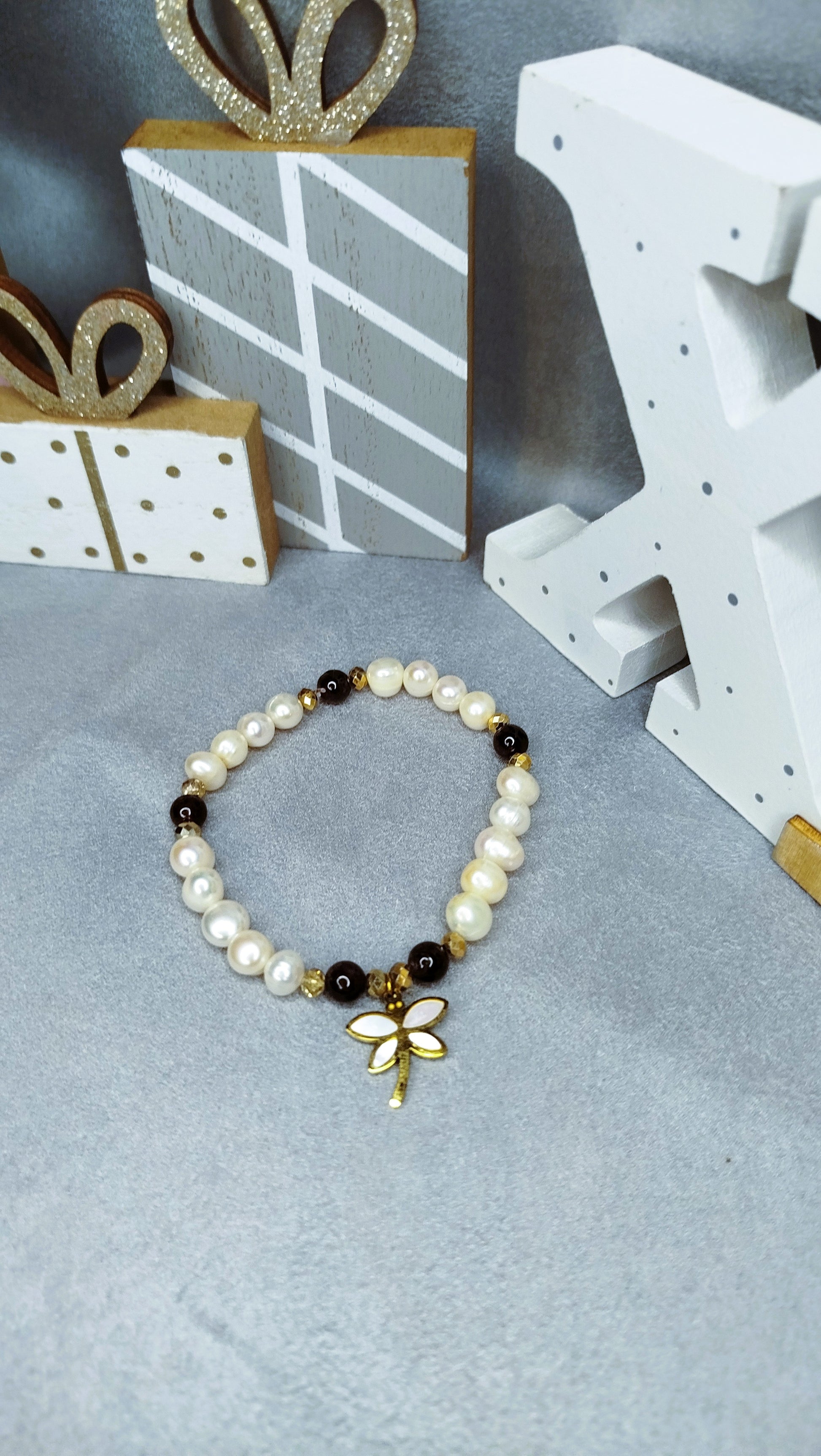 Bracelet Libelula perles blanches grenat et pendentif libellule nacrée