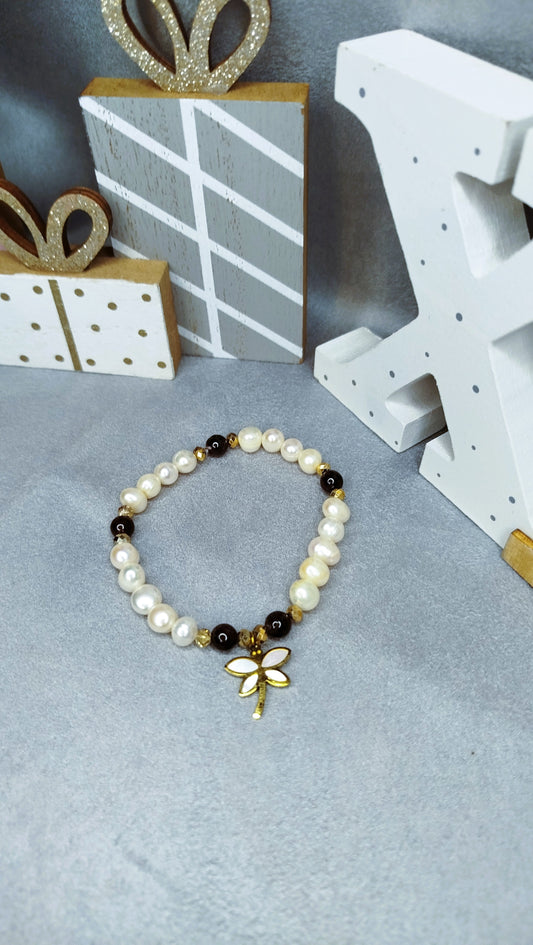 Bracelet Libelula perles blanches grenat et pendentif libellule nacrée