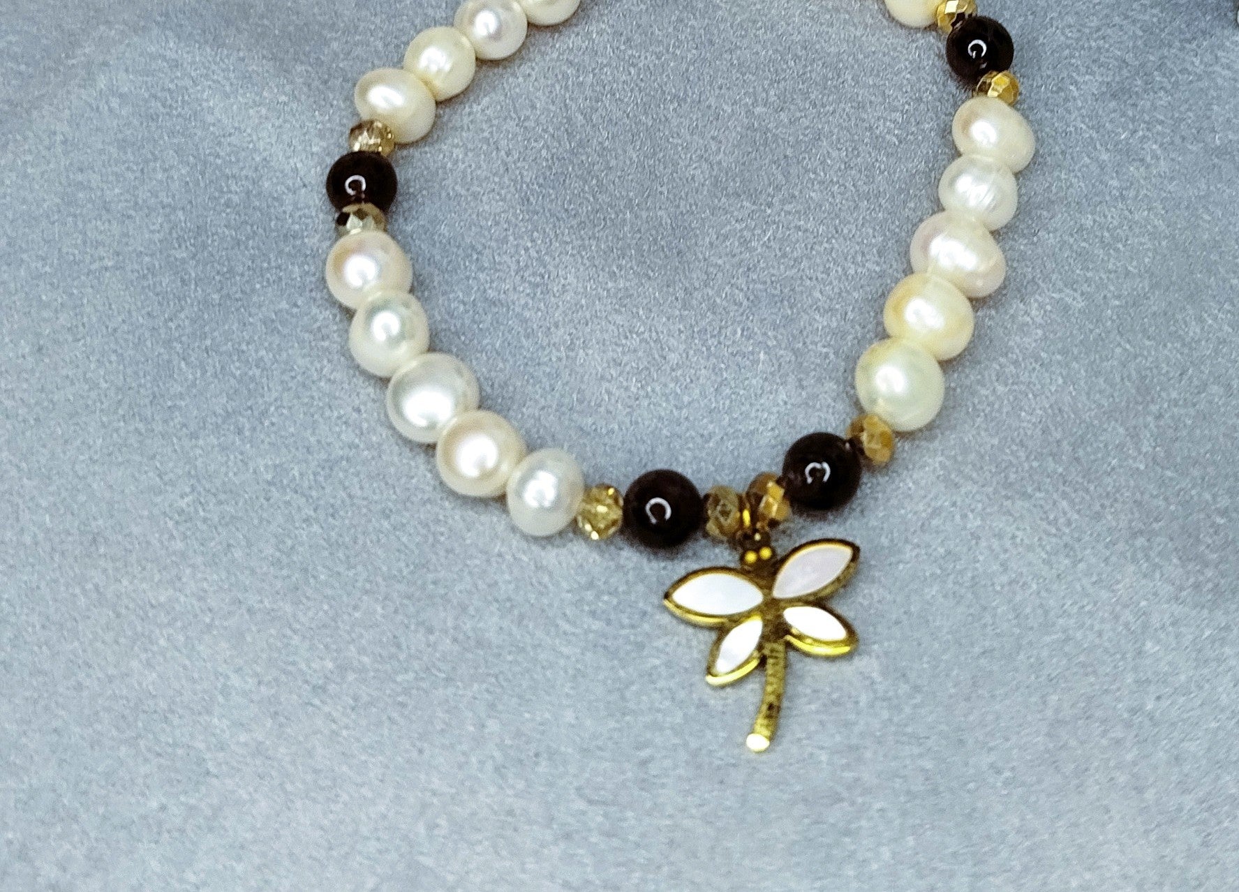 Bracelet Libelula perles blanches grenat et pendentif libellule nacrée