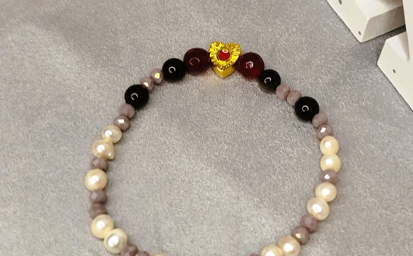 Bracelet Maille de Cœur – perles, obsidienne dorée et cœur émaill