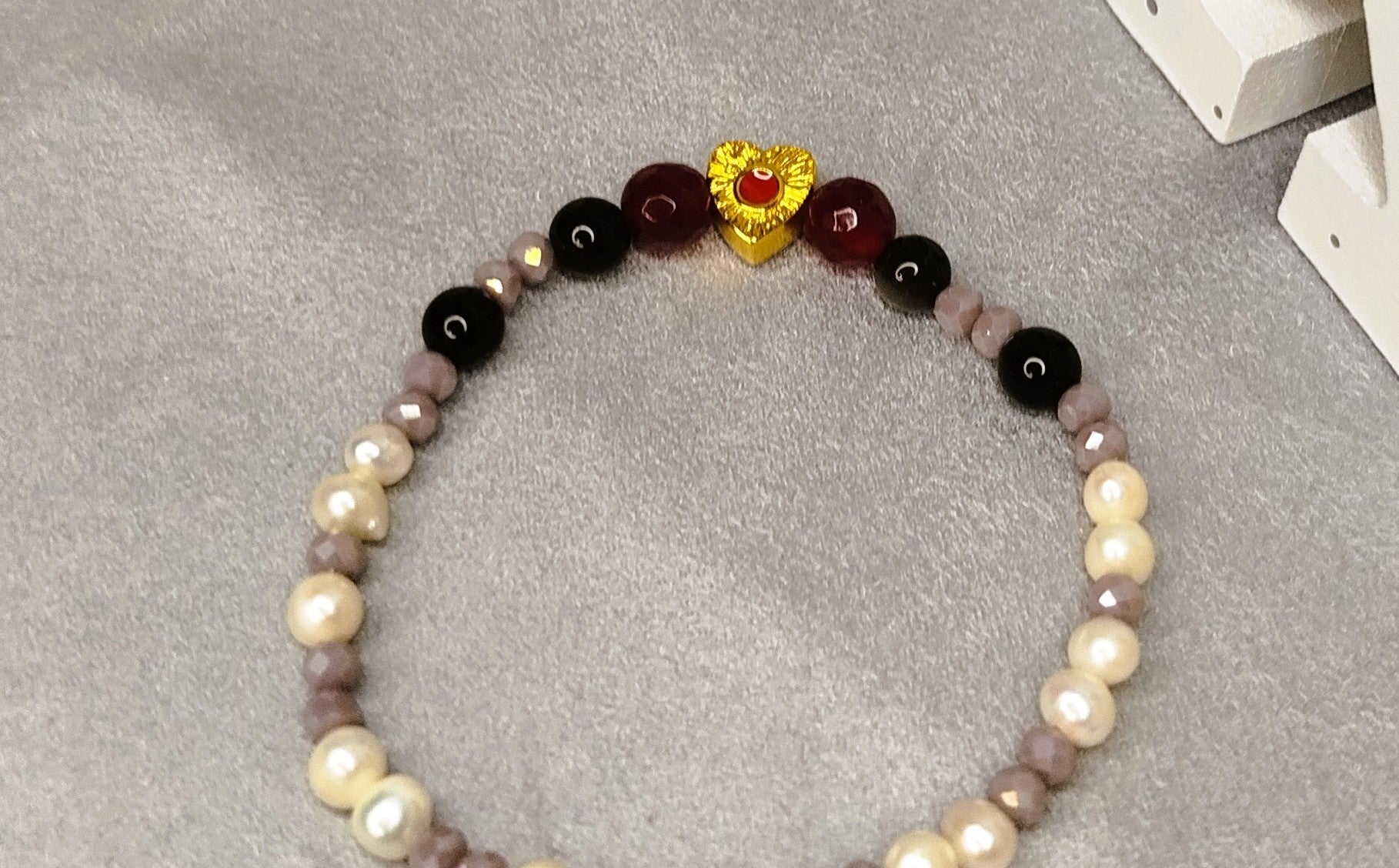 Bracelet Maille de Cœur – perles, obsidienne dorée et cœur émaill