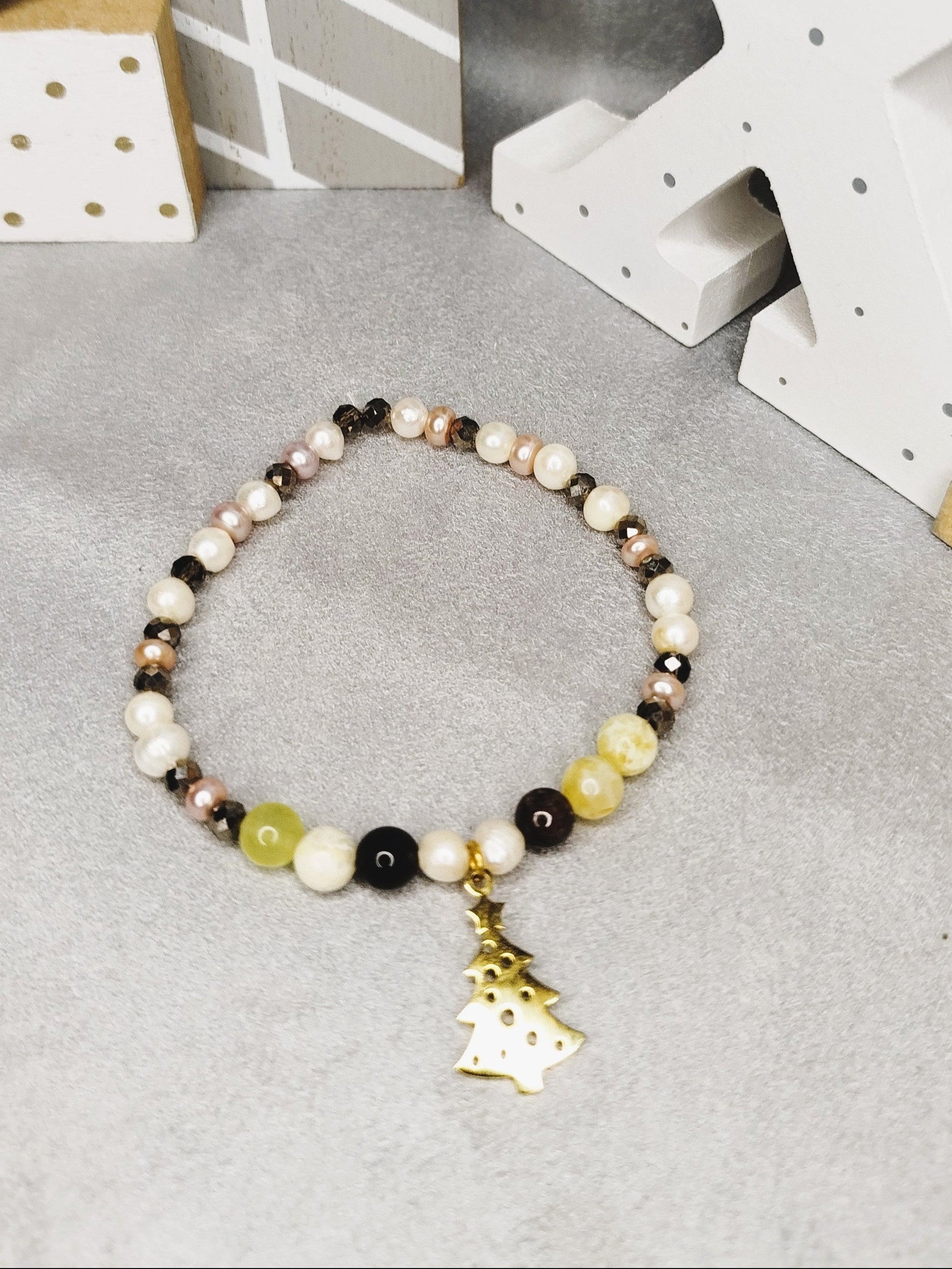 Bracelet Sapin Enchanté – tourmaline, opale jaune et pendentif sapin dor