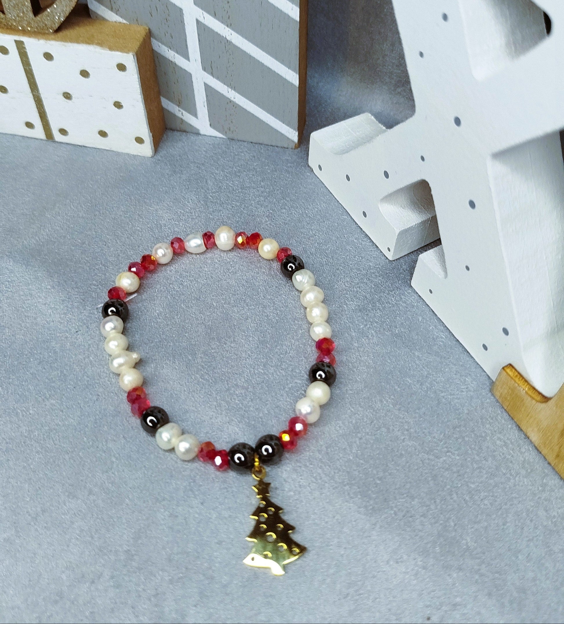 Bracelet Sapin Irisé – perles, hématite et pendentif sapin doré