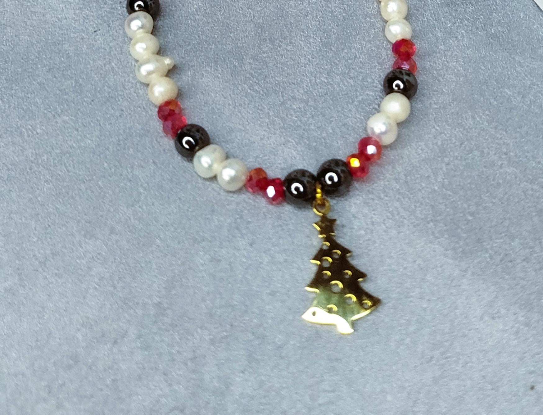 Bracelet Sapin Irisé – perles, hématite et pendentif sapin doré