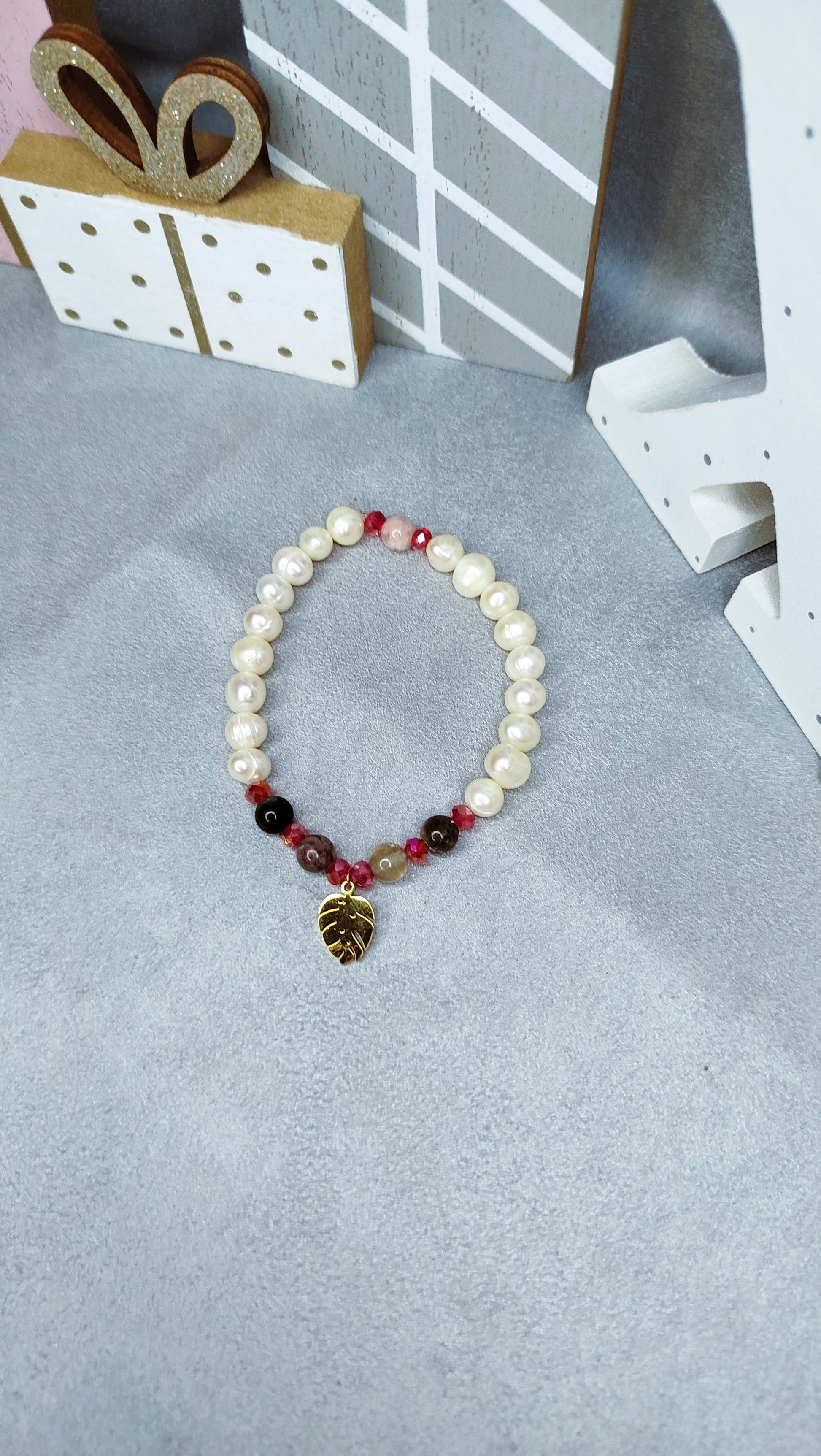 Bracelet Selva perles blanches tourmaline et pendentif feuille dorée