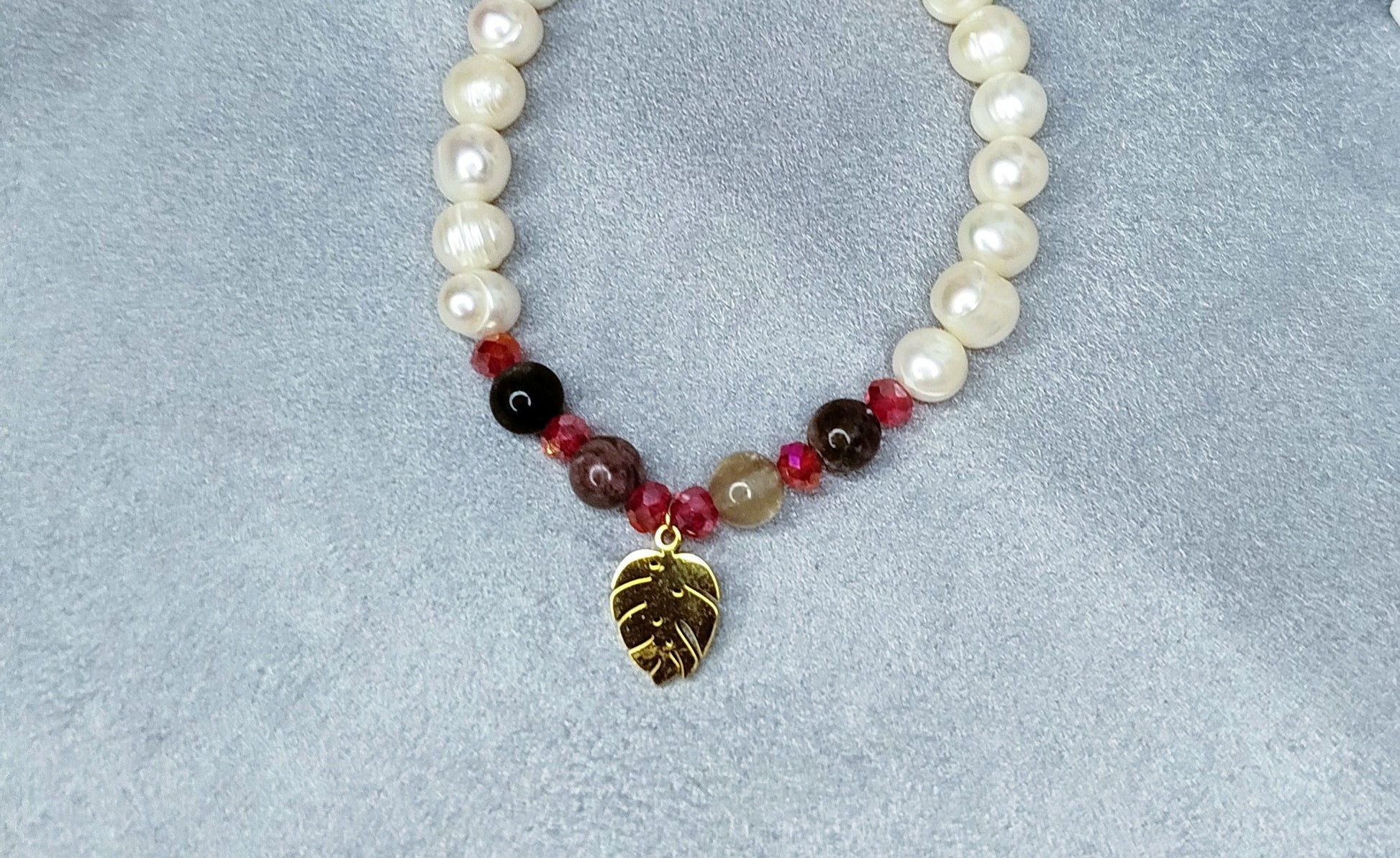 Bracelet Selva perles blanches tourmaline et pendentif feuille dorée