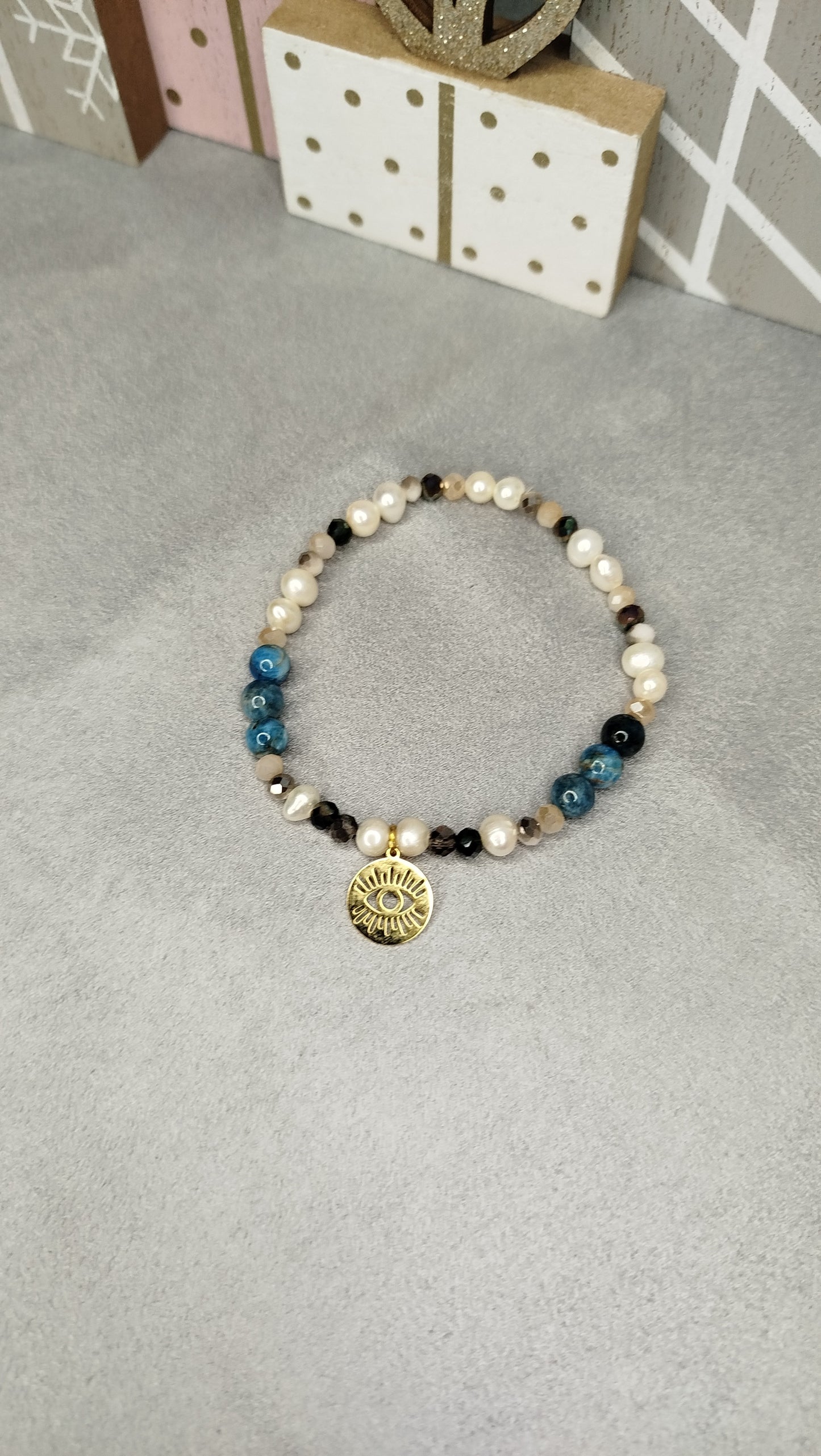 Bracelet Œil Malicieux – apatite bleue et pendentif œil ajouré dor