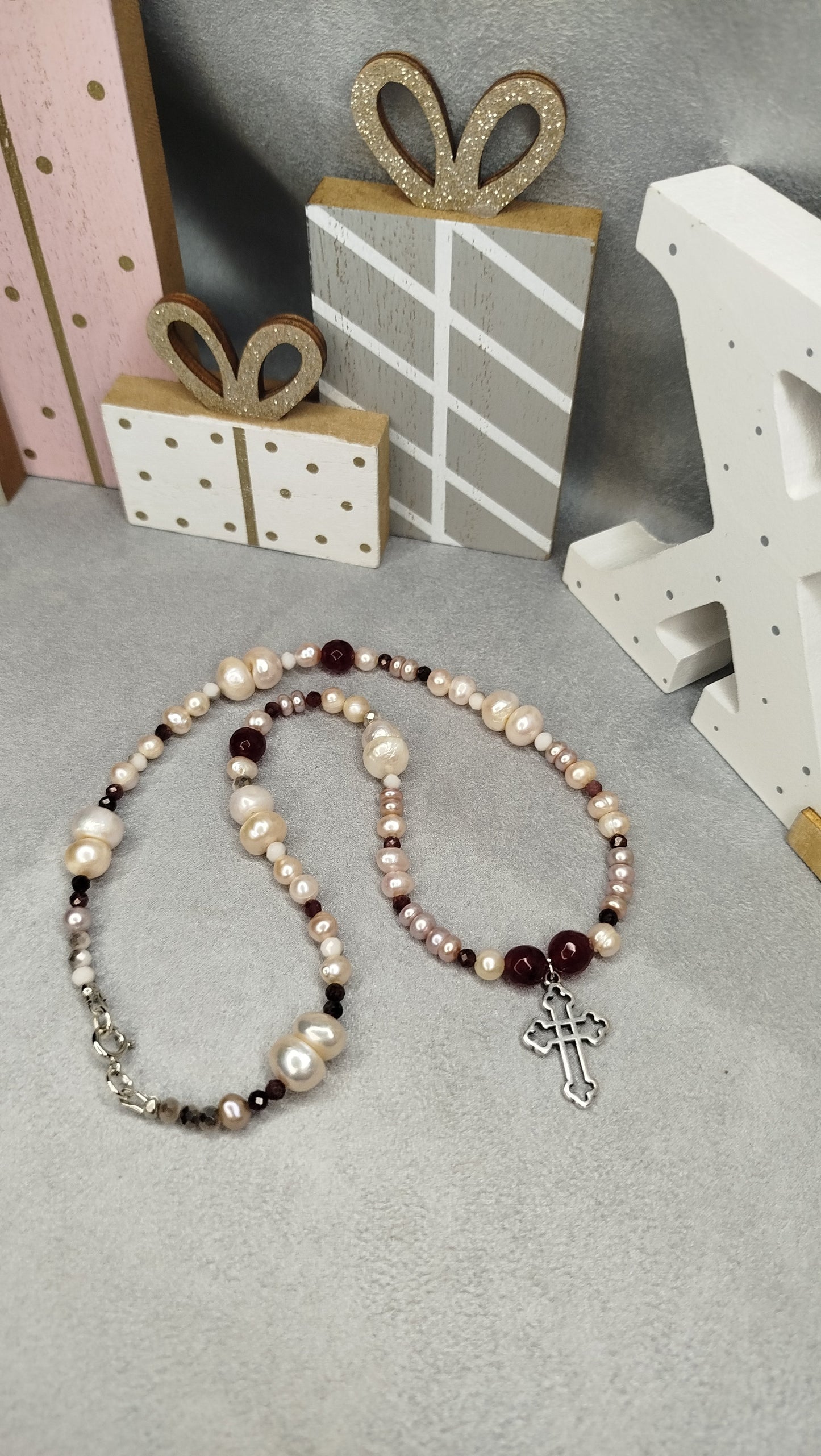 Collier RUBELIA – Perles d’Eau Douce, Rubis & Grenat • Croix Argentée ALMA Y LUZ