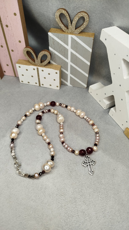 Collier RUBELIA – Perles d’Eau Douce, Rubis & Grenat • Croix Argentée ALMA Y LUZ