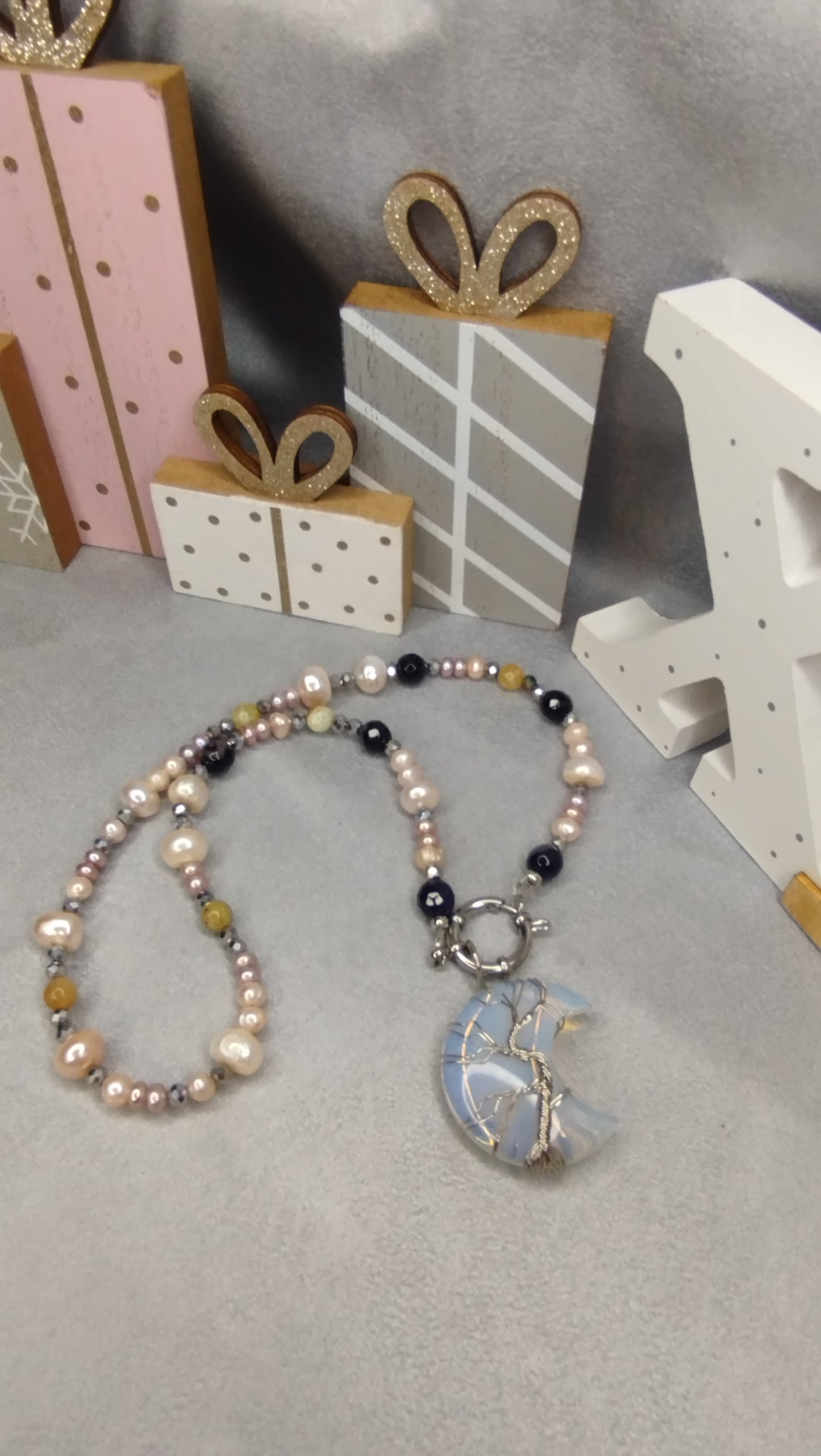 Collier Lunaria-Perles d'eau douce , Opale jaune & Saphir bleu pendentif lune cristal de roche arbre de vie ALMA Y LUZ