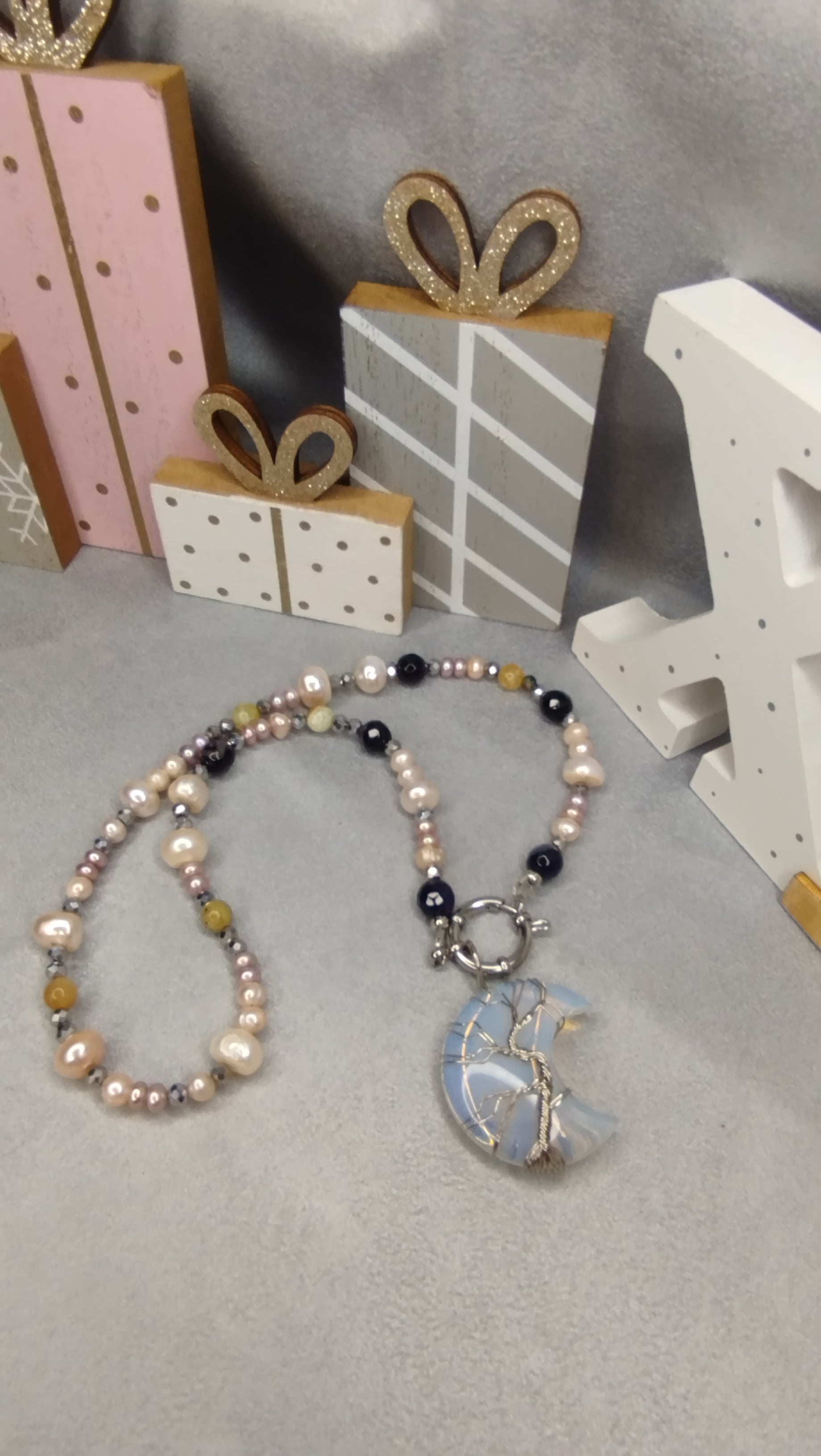 Collier Lunaria-Perles d'eau douce , Opale jaune & Saphir bleu pendentif lune cristal de roche arbre de vie ALMA Y LUZ