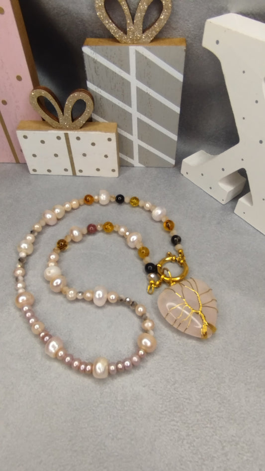 Collier CORALUZ-Perles , ambre , tourmaline multicolore dorée et pendentif coeur arbre de vie en quartz ALMA Y LUZ