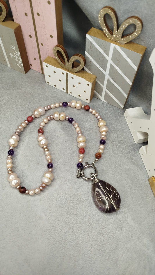 Collier ELYSIA – Perles d’eau douce, améthyste & rhodocrosite 6 mm – Pendentif goutte arbre de vie ALMA Y LUZ